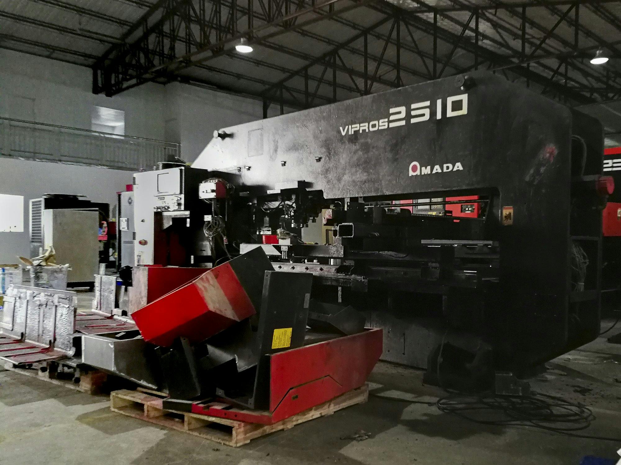 Right view of AMADA Vipros 2510 machine