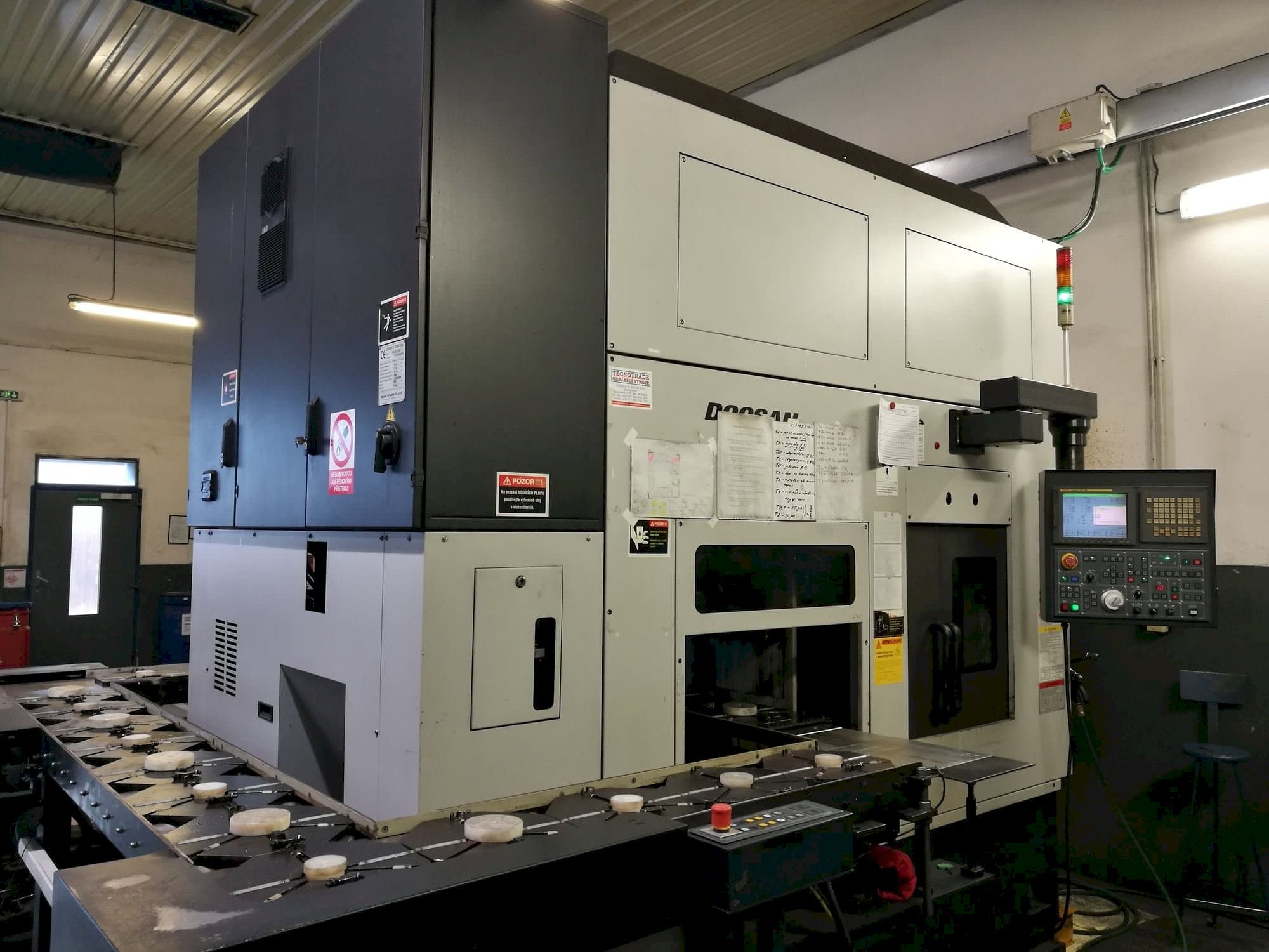 Front view of Doosan Puma Inverturn 3000M machine