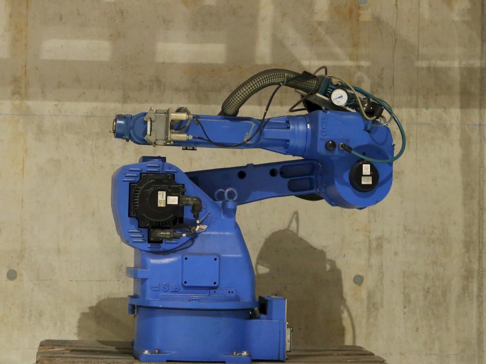 Left view of Yaskawa Motoman UP20  machine