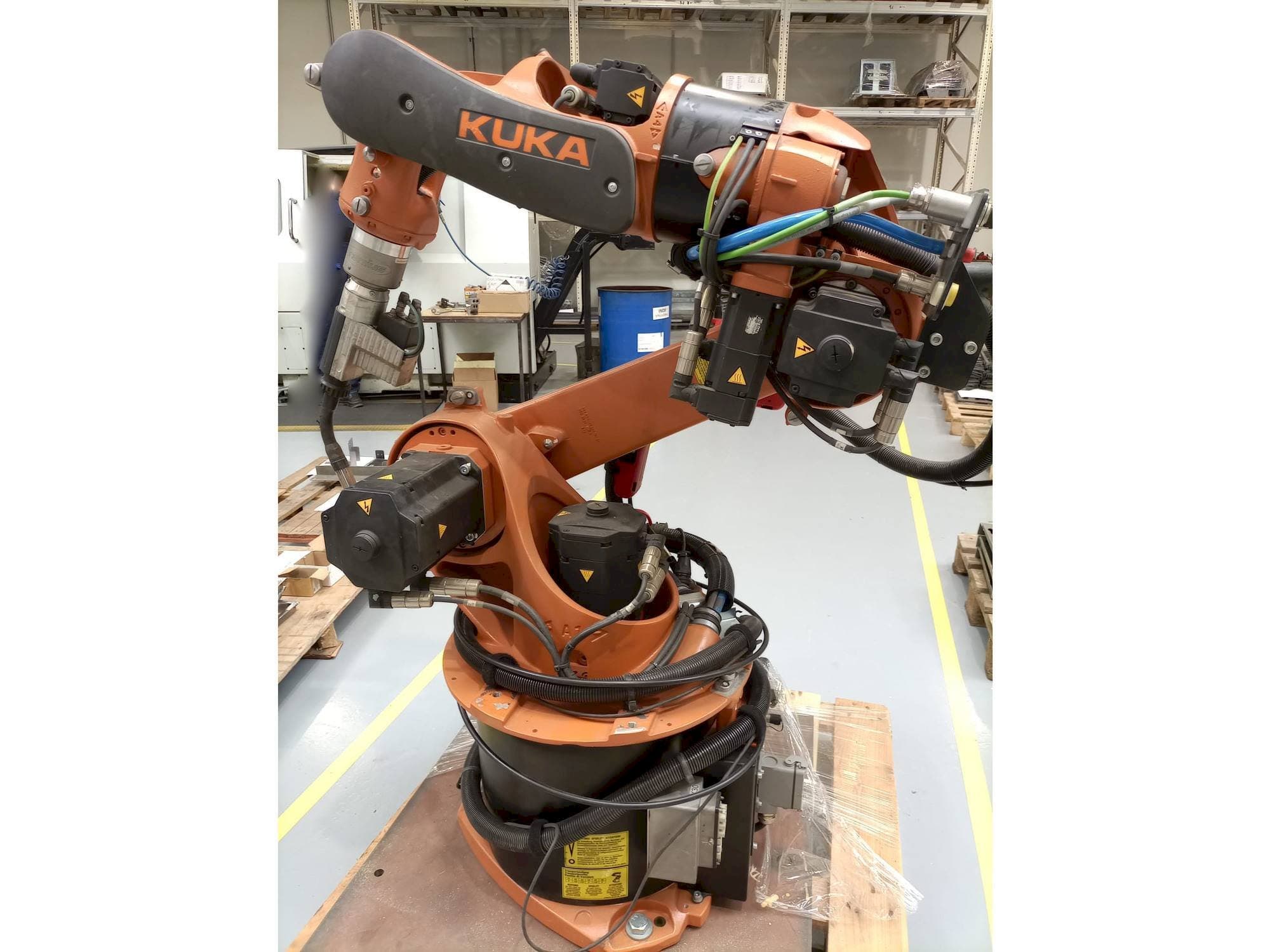 Front view of KUKA KR16 ARC HW machine