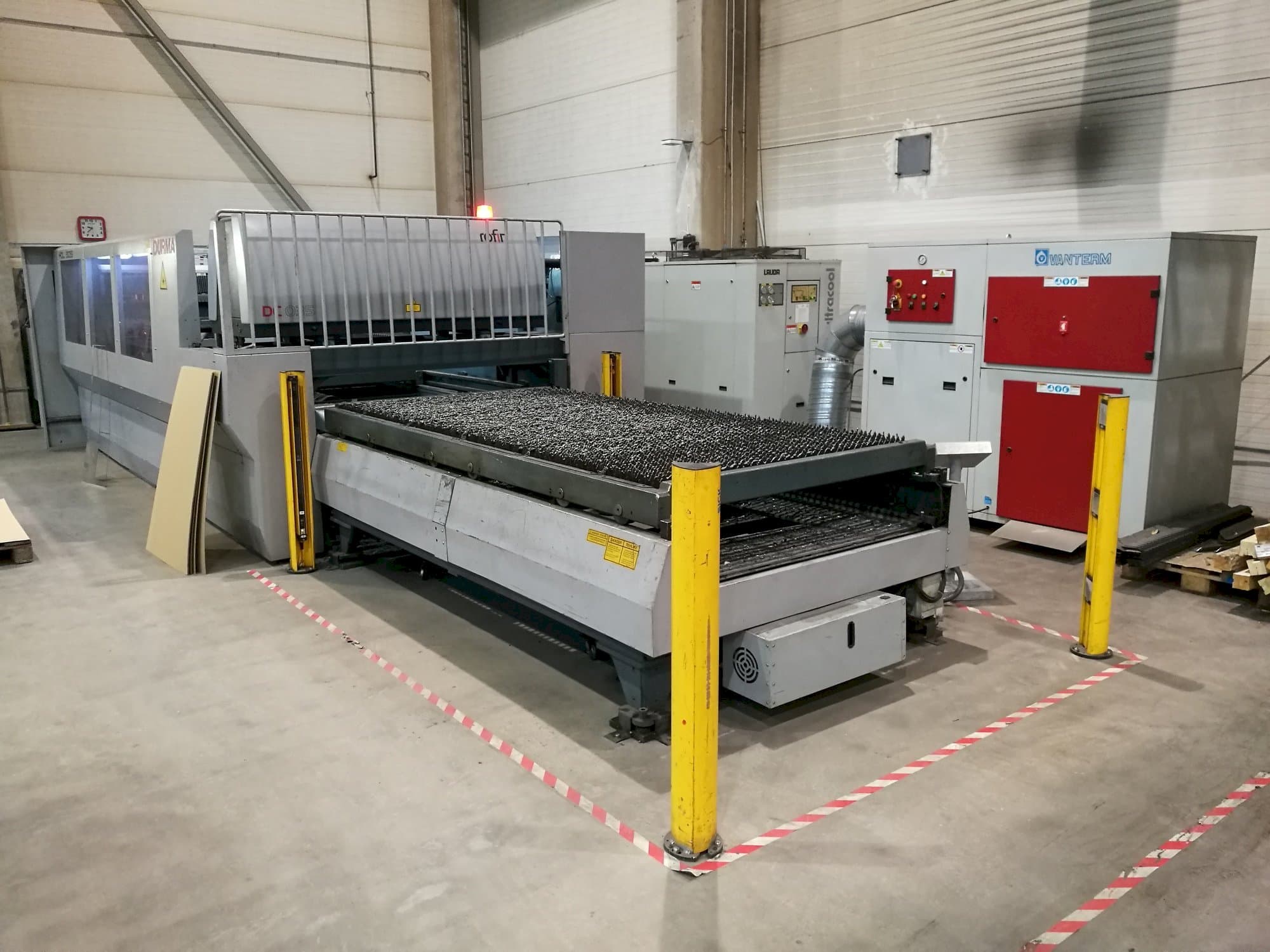 Left side view of Durma HDL 3015 machine