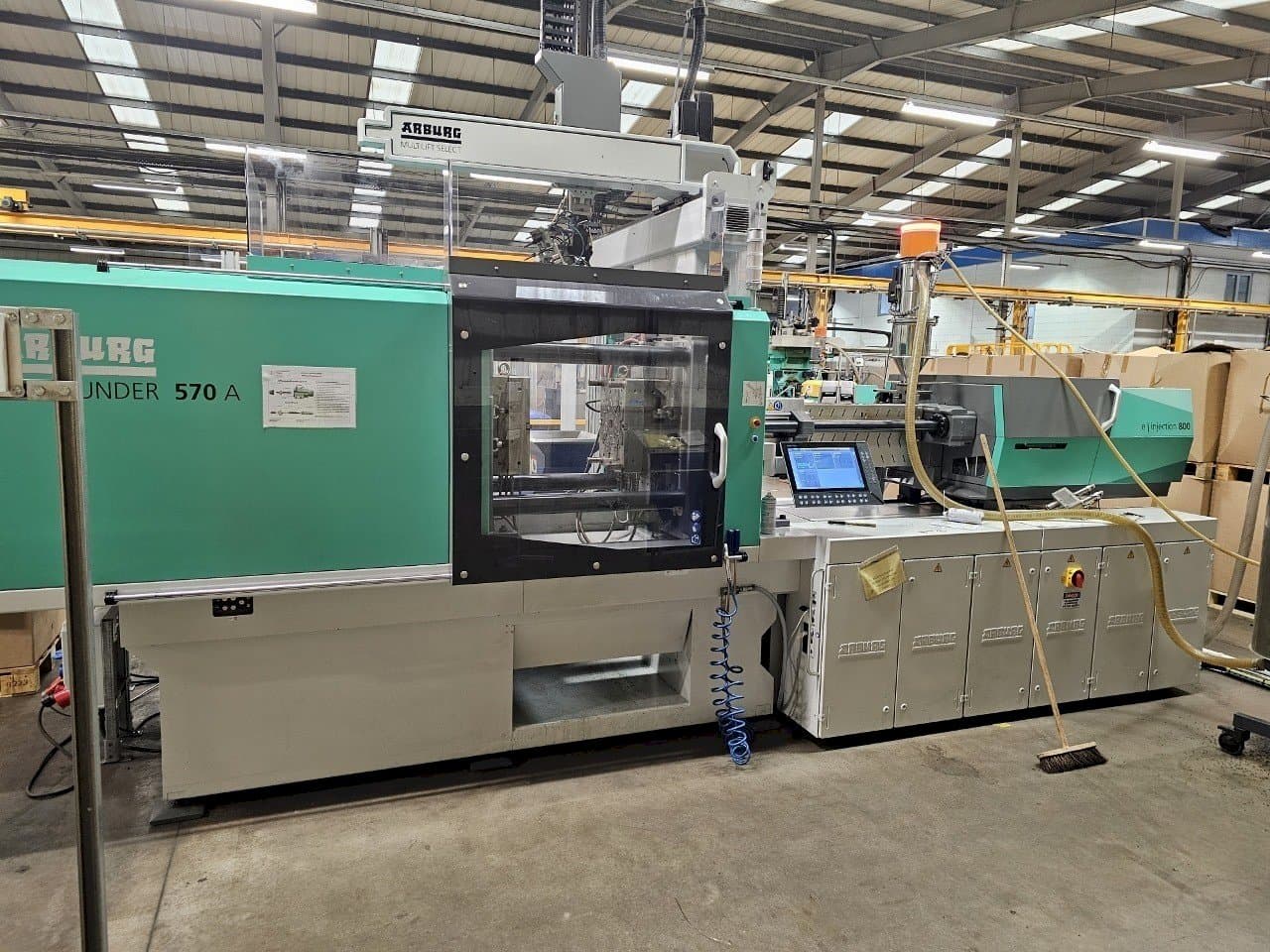 Front view of Arburg Allrounder 570 A 2000-800 machine