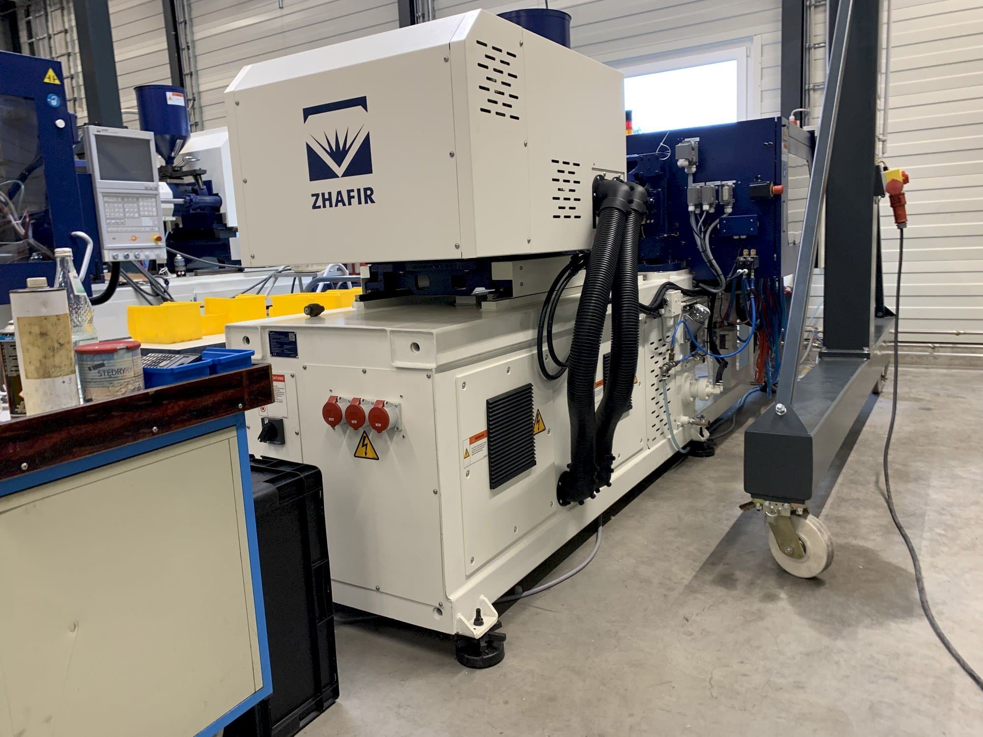 Left side view of ZHAFIR ZERES 600 Haitian machine