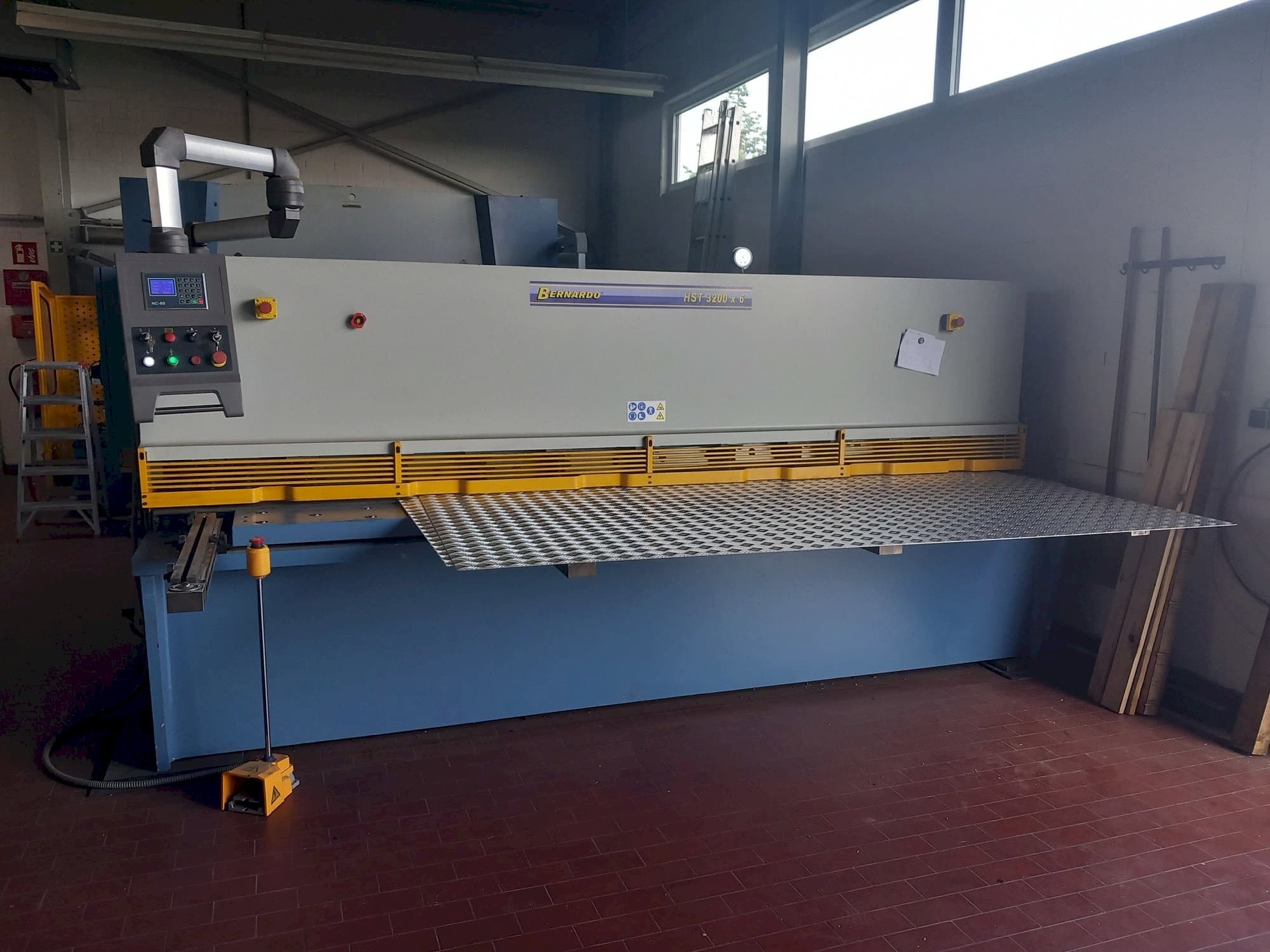 Front view of Bernardo HST-3200X6 machine