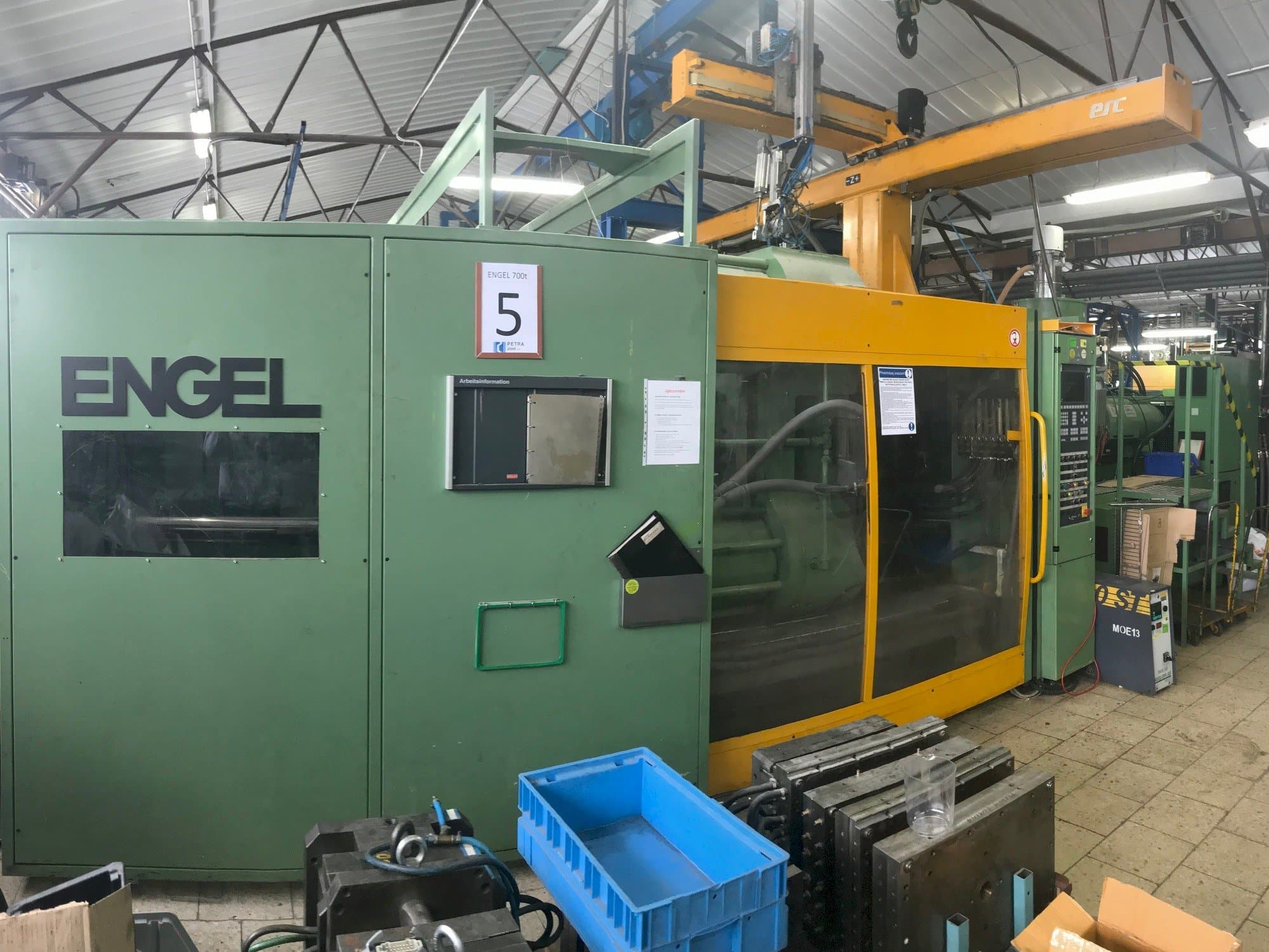 Front view of ENGEL ES 2550/700 DUO  machine