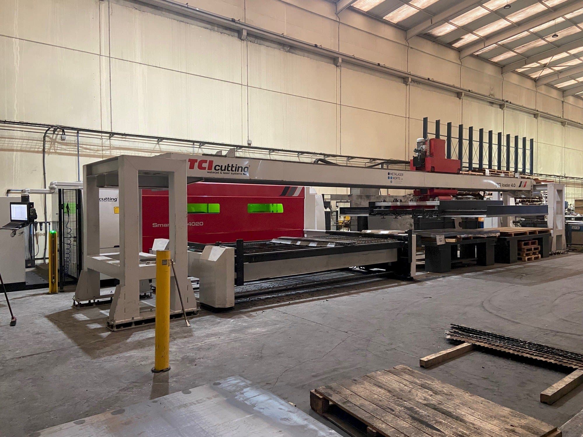 Front view of TCI Smartline Fiber 4020 machine