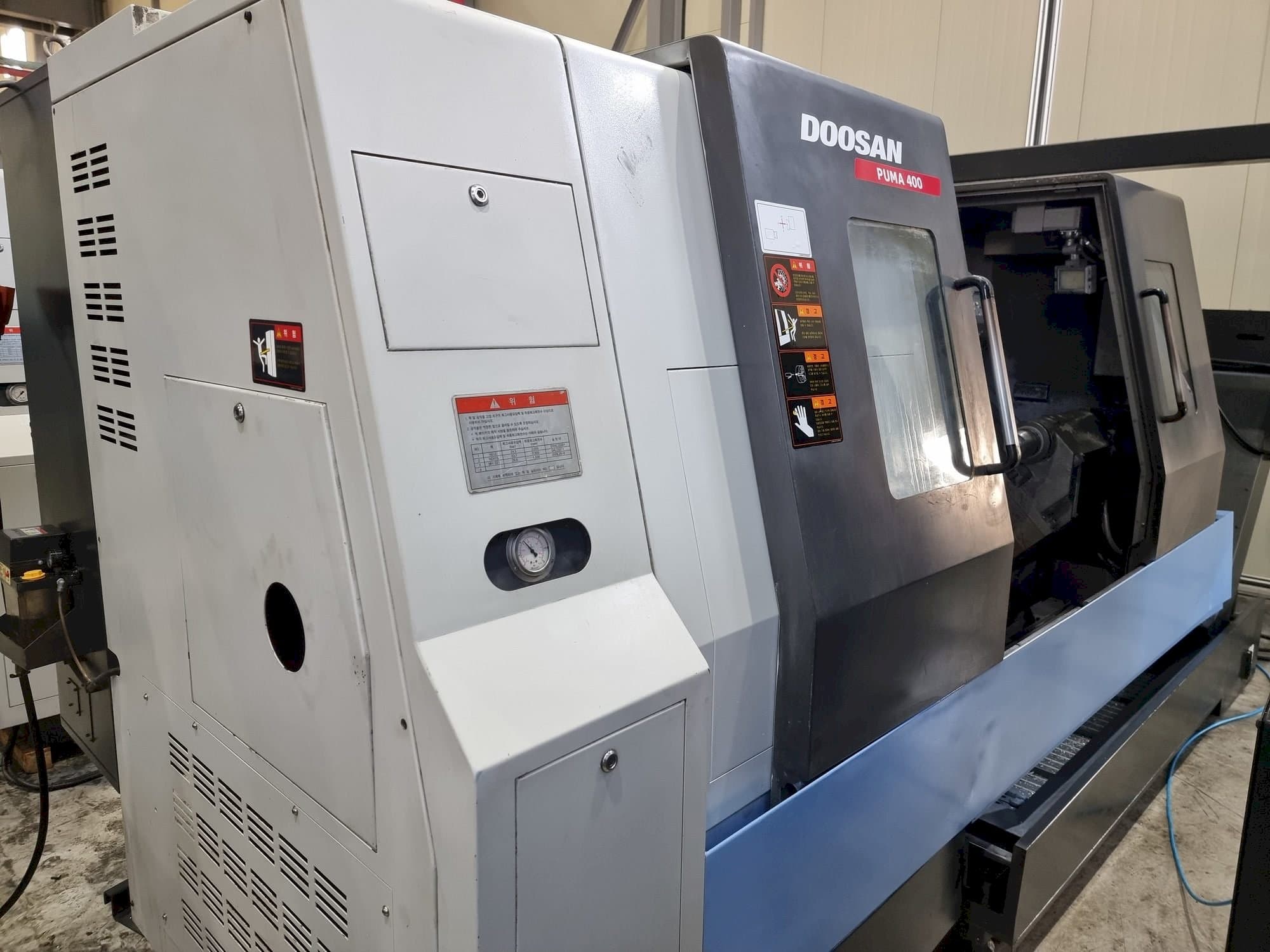 Front view of Doosan PUMA 400B machine