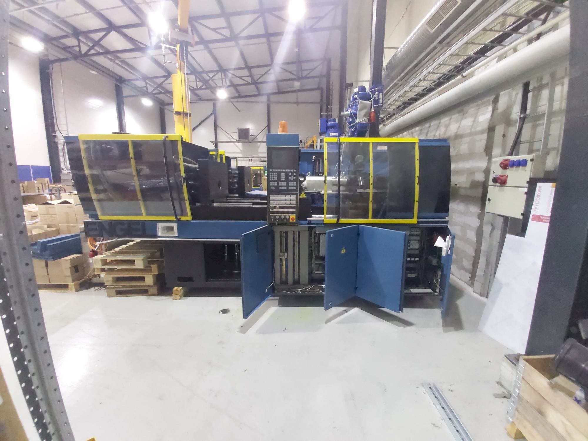 Front view of ENGEL ES 330/80 HL machine