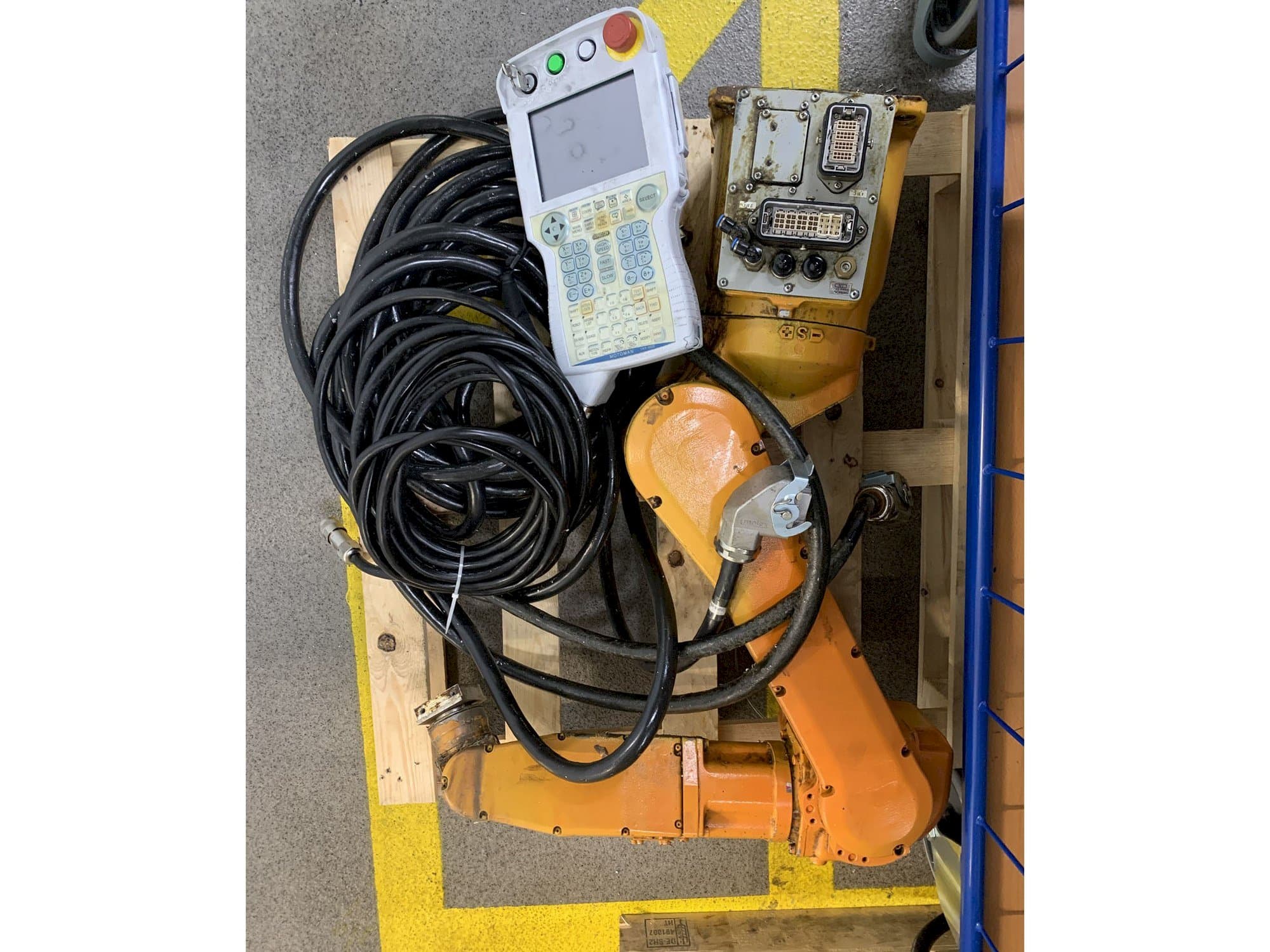 Front view of Yaskawa Motoman YR-MH005LS-A12 machine