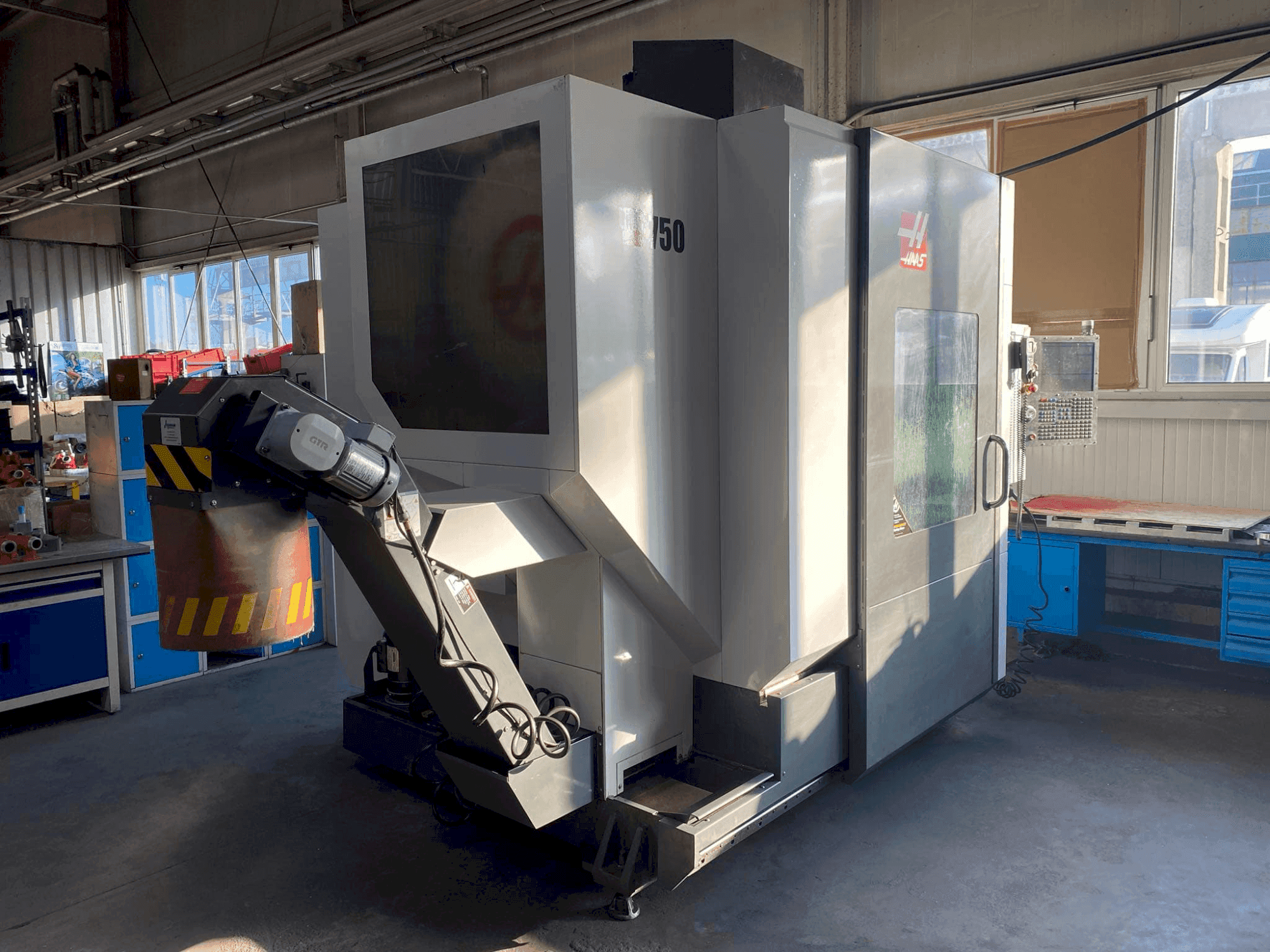 Front view of HAAS UMC-750 machine