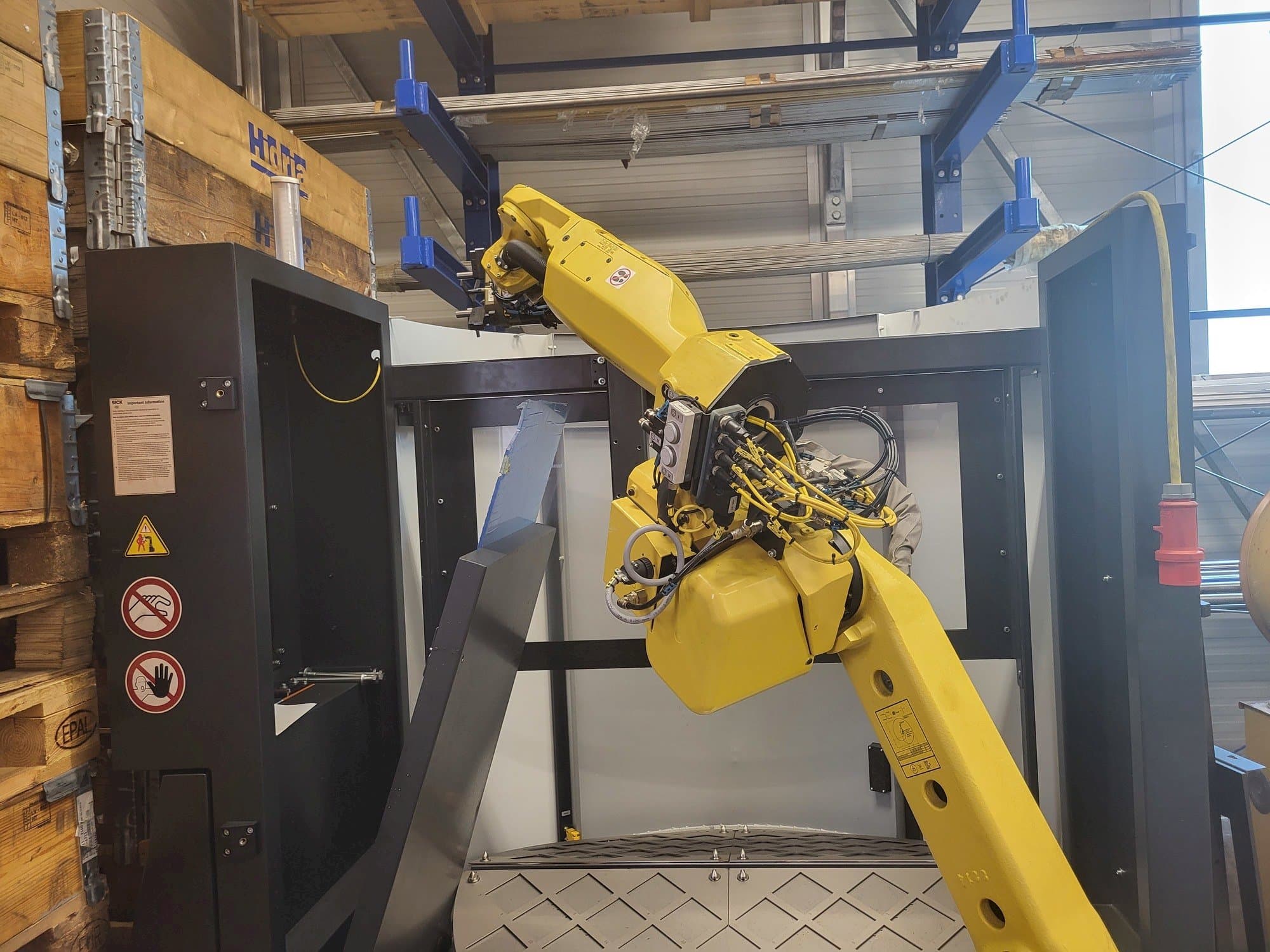 Front view of HALTER Load Assistant U-20 machine