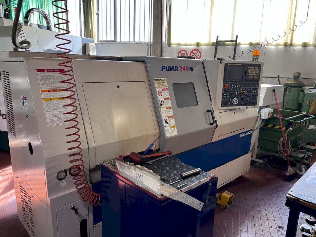 Front view of DAEWOO Puma 240M machine