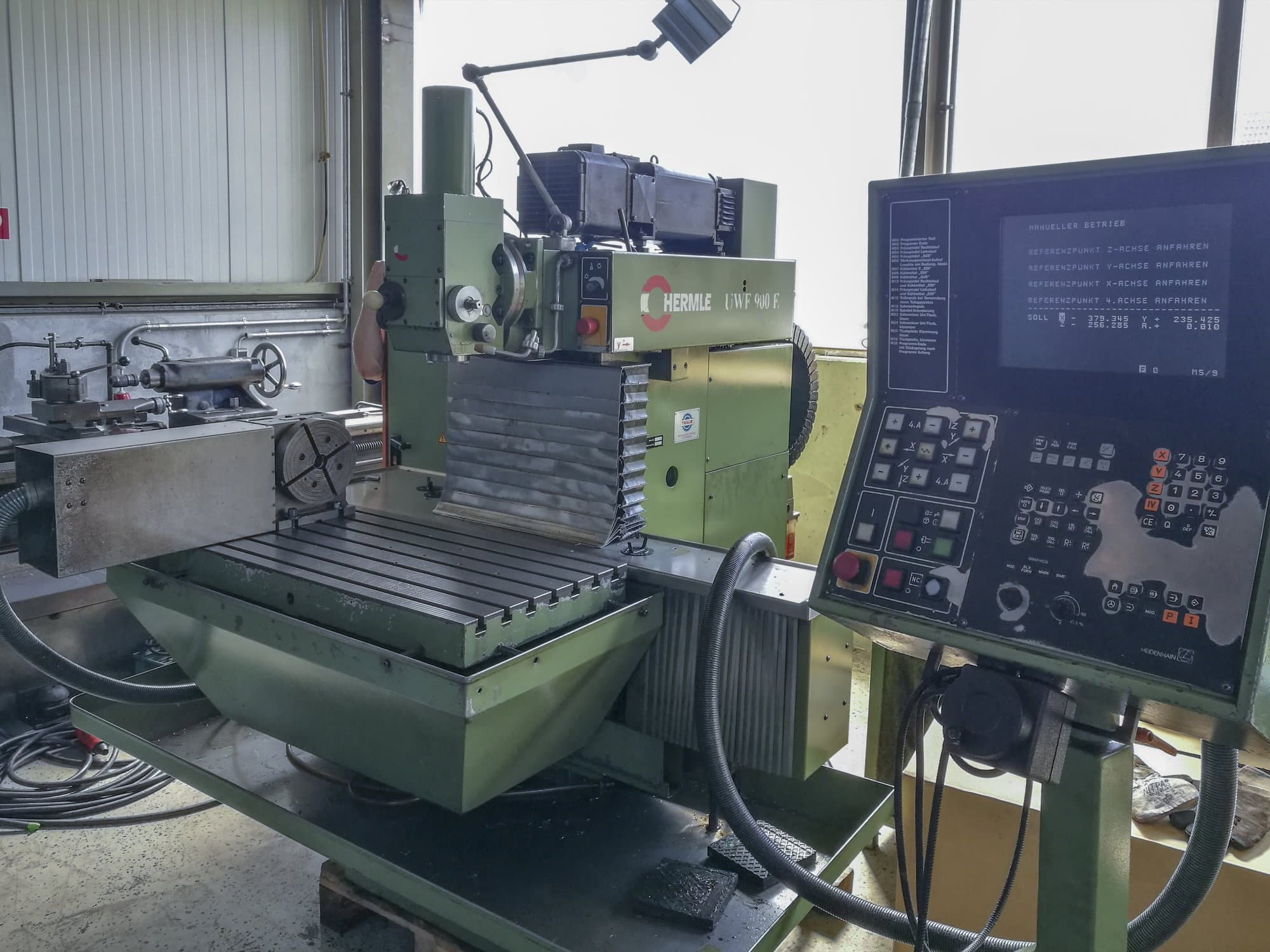 Right view 1 of HERMLE UWF 900 E machine