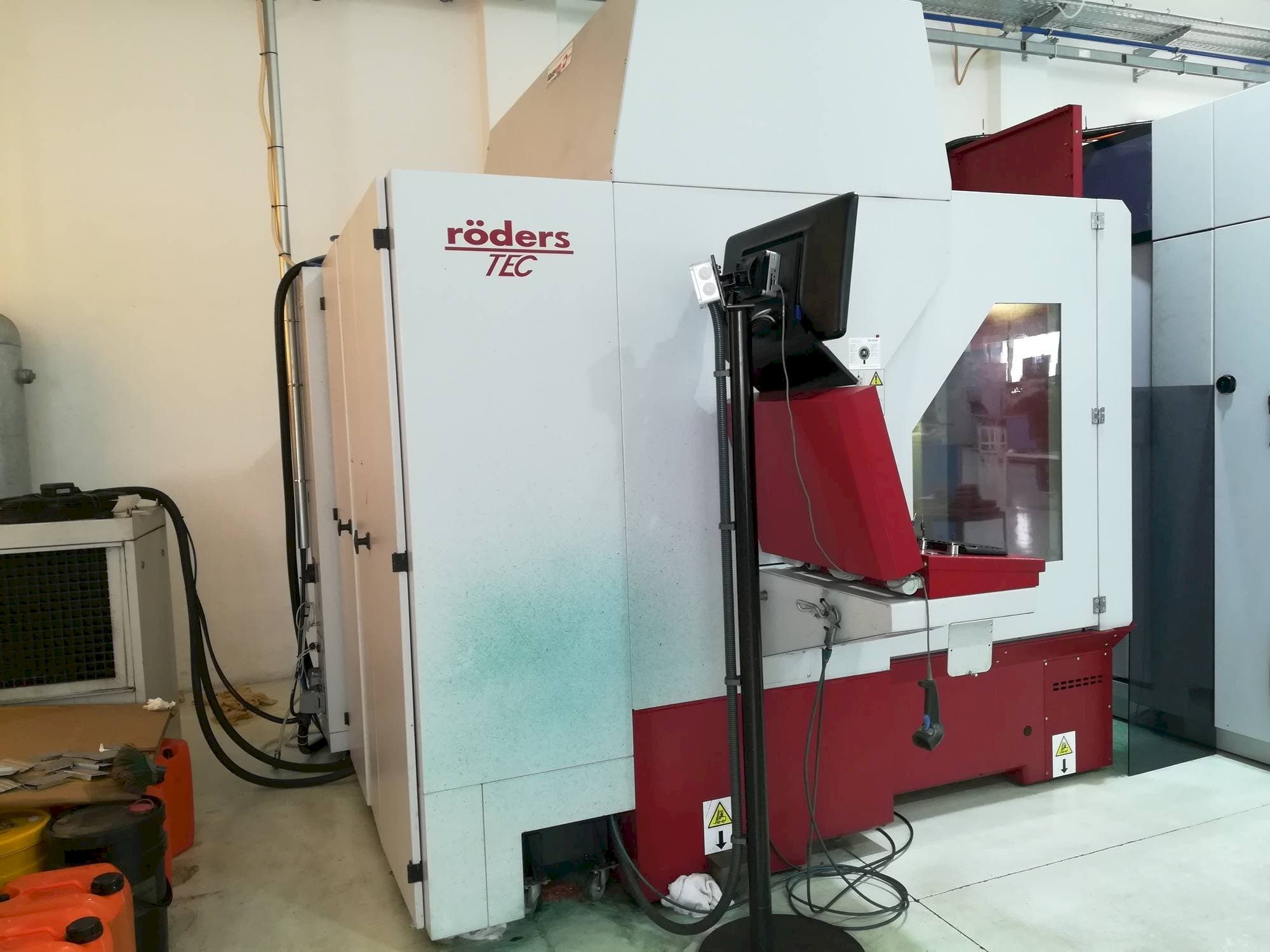 Front view of Röders RXP 801 machine