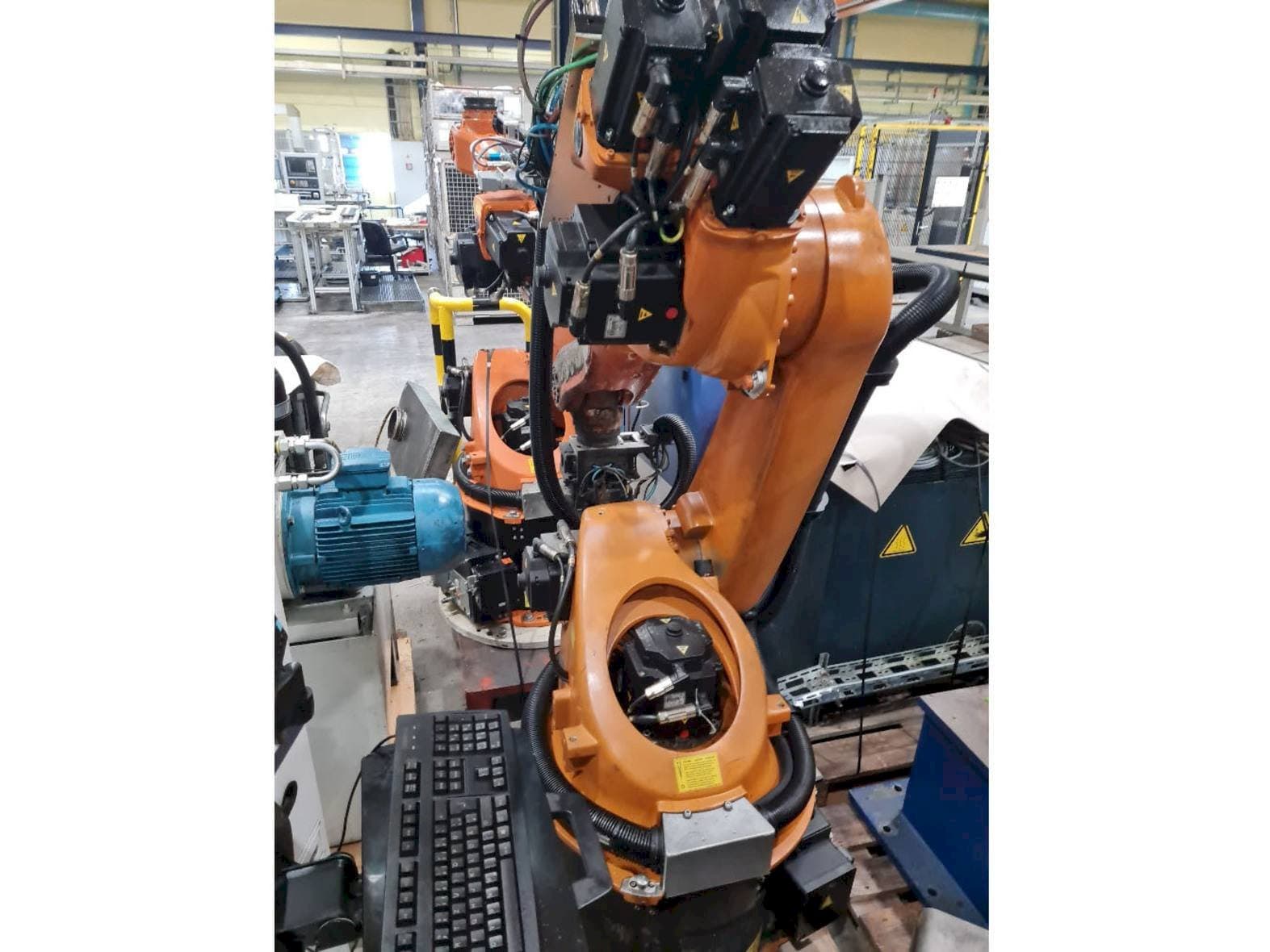 Front view of KUKA KR30-3 machine