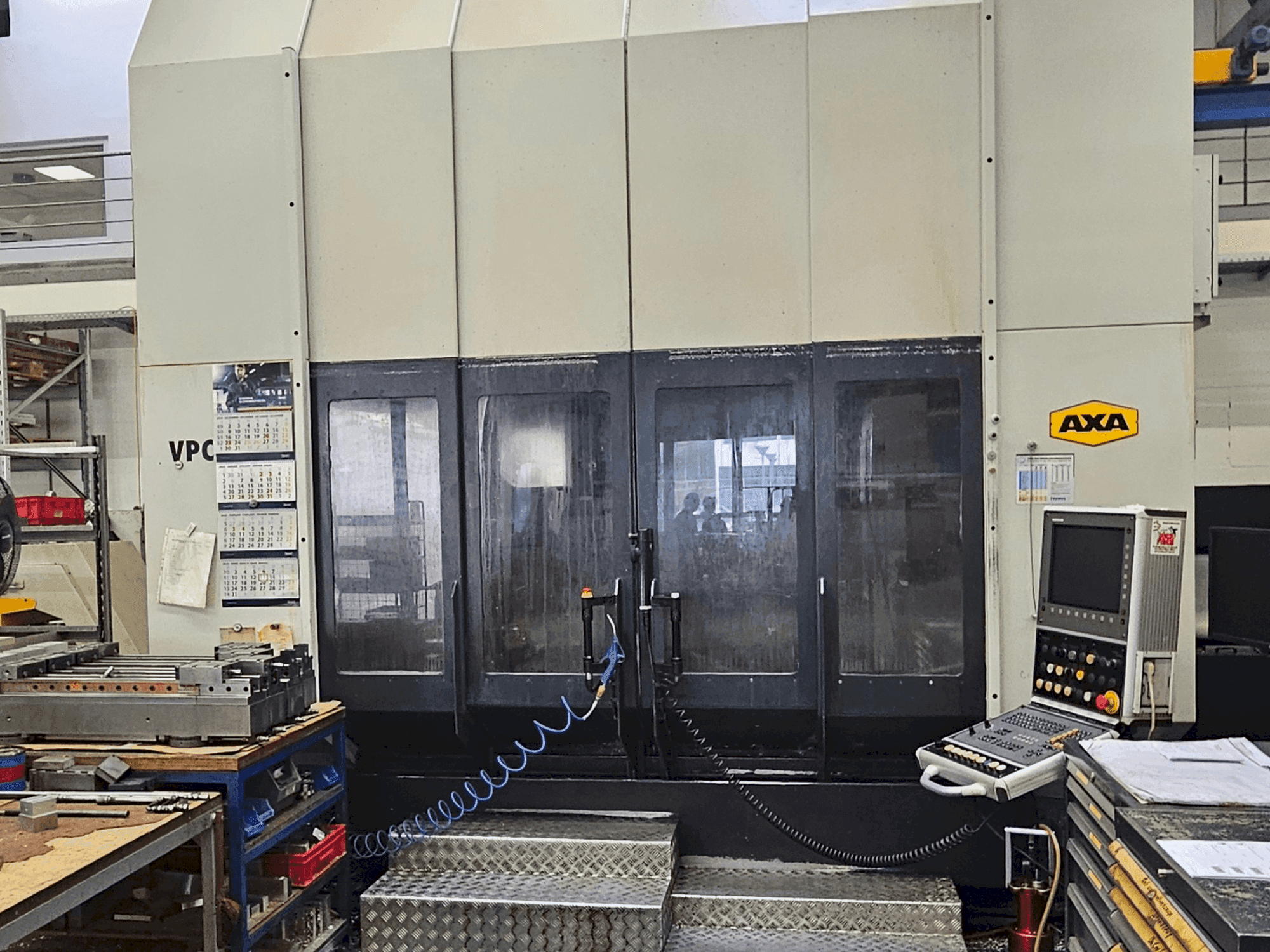 Front view of AXA VPC-40-U machine