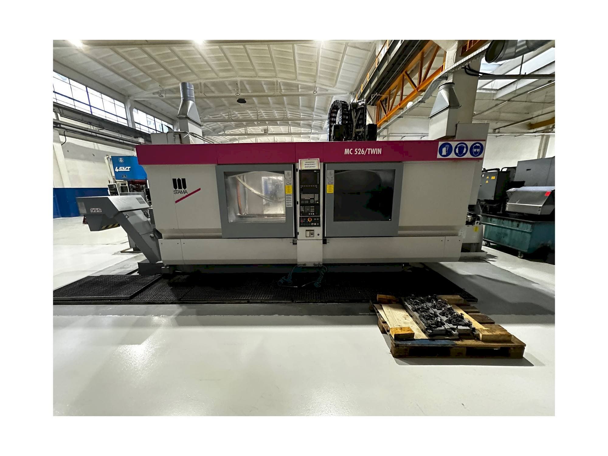 Front view of STAMA MC 526 / TWIN machine