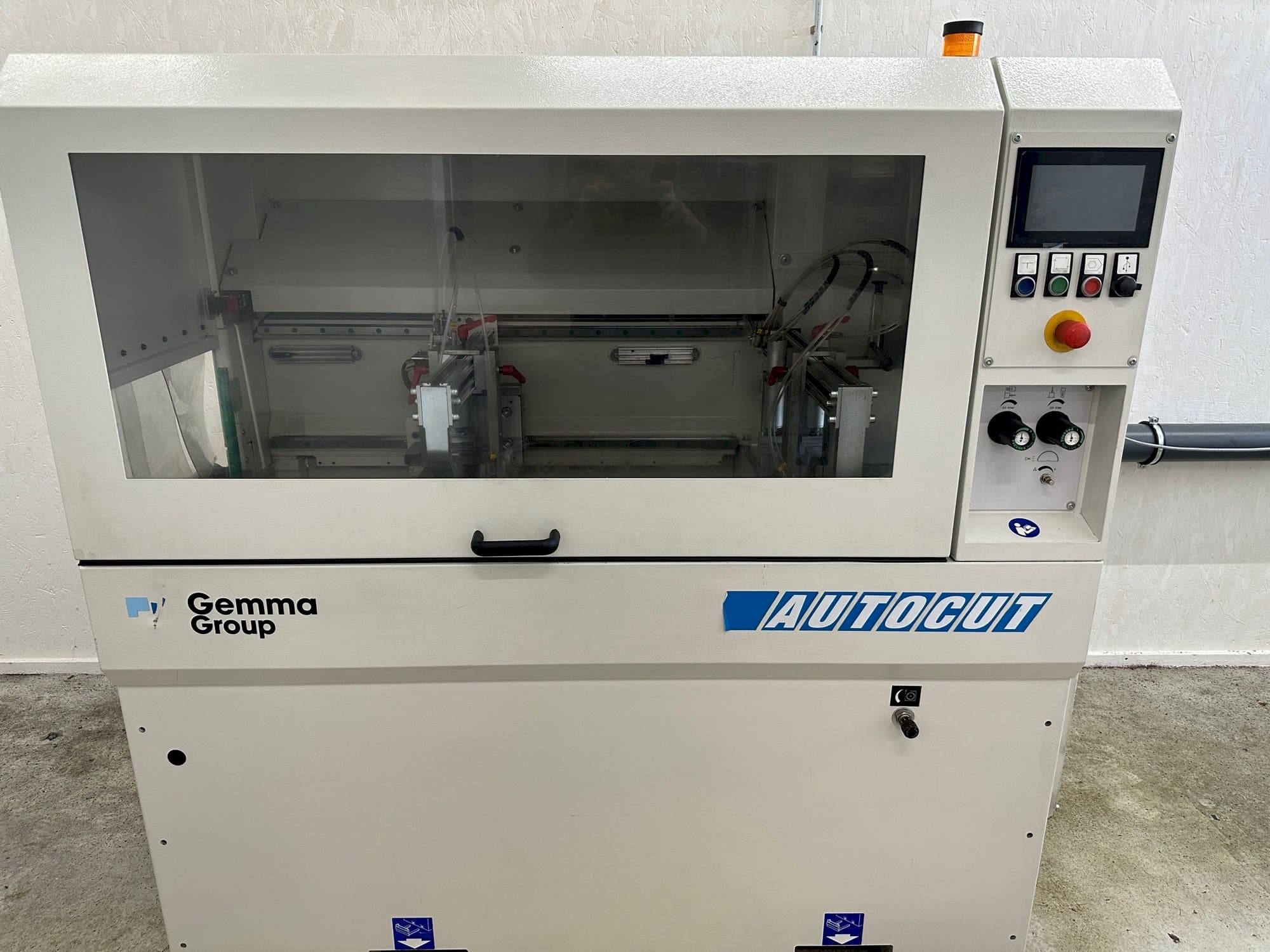 Front view of Autocut 550 machine