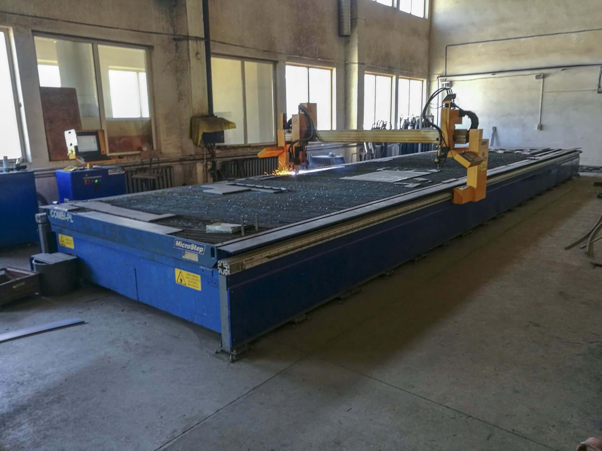 Left view of MicroStep COMBI-PL machine