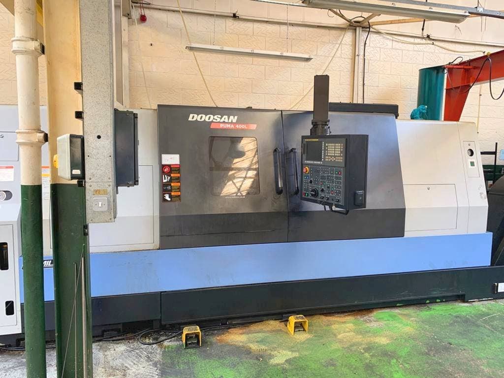 Front view of Doosan Puma 400LB machine