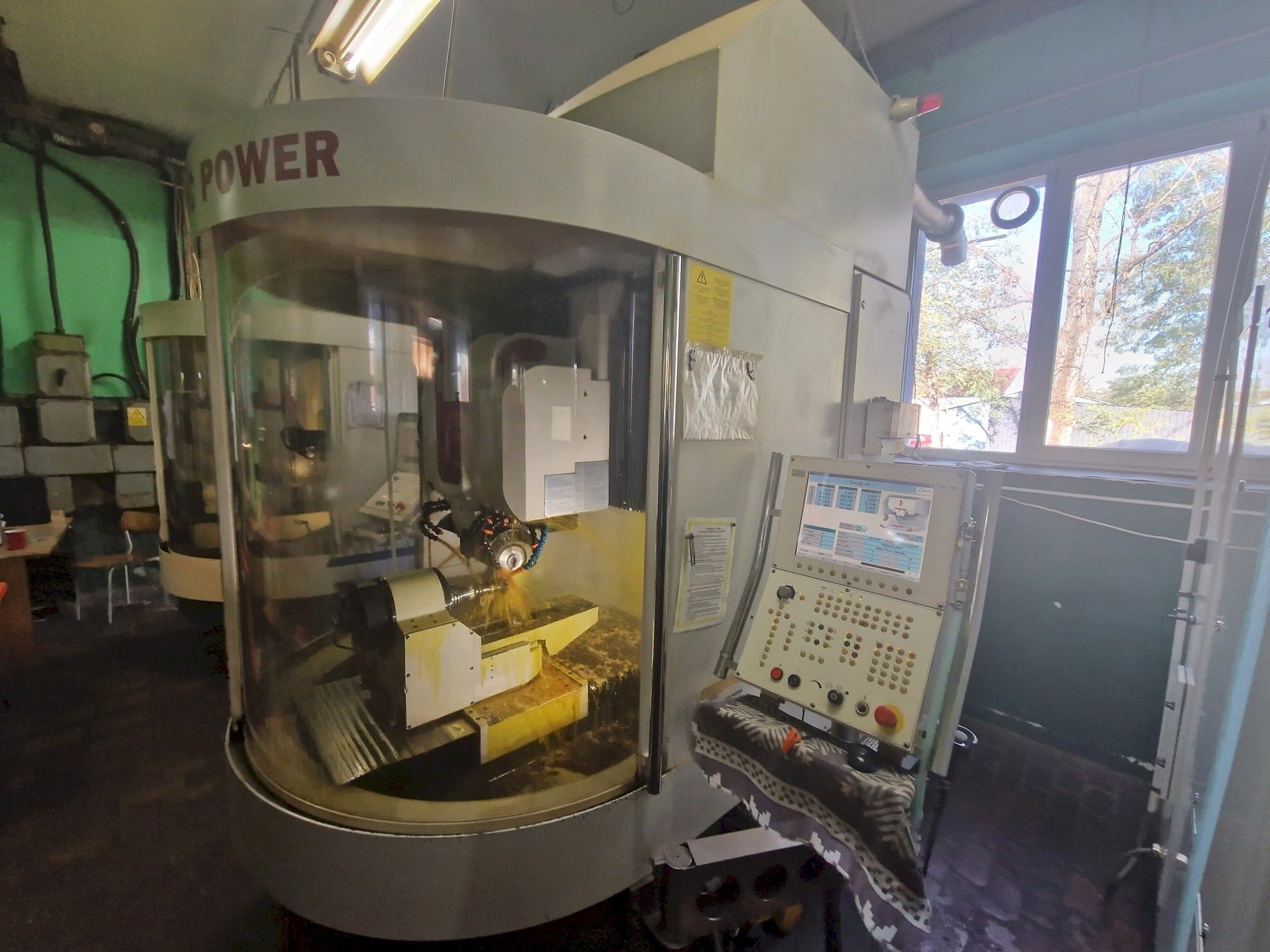 Front view of WALTER Helitronic Power  machine