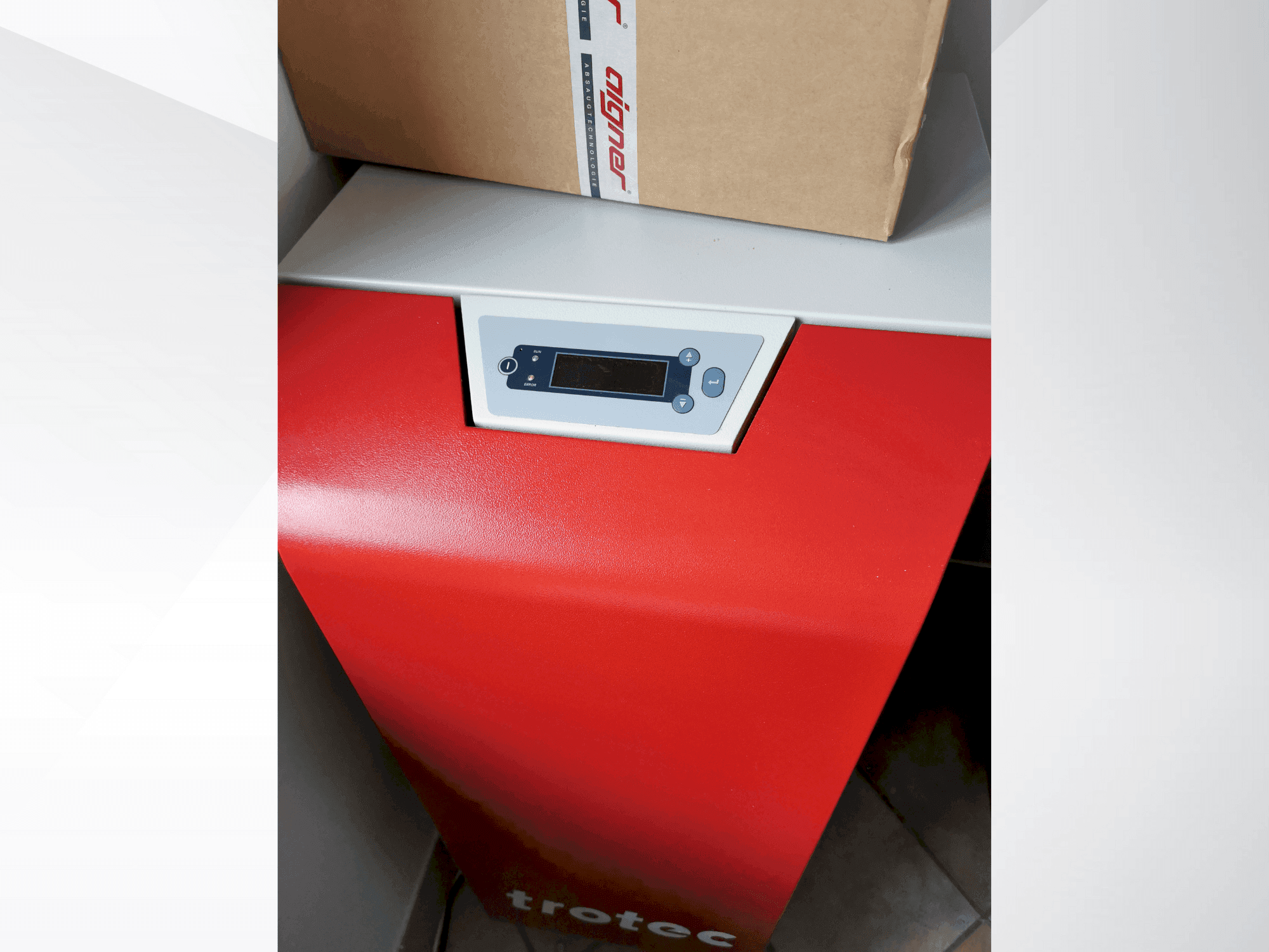 Front view of Trotec 8060 Q400 RF  machine