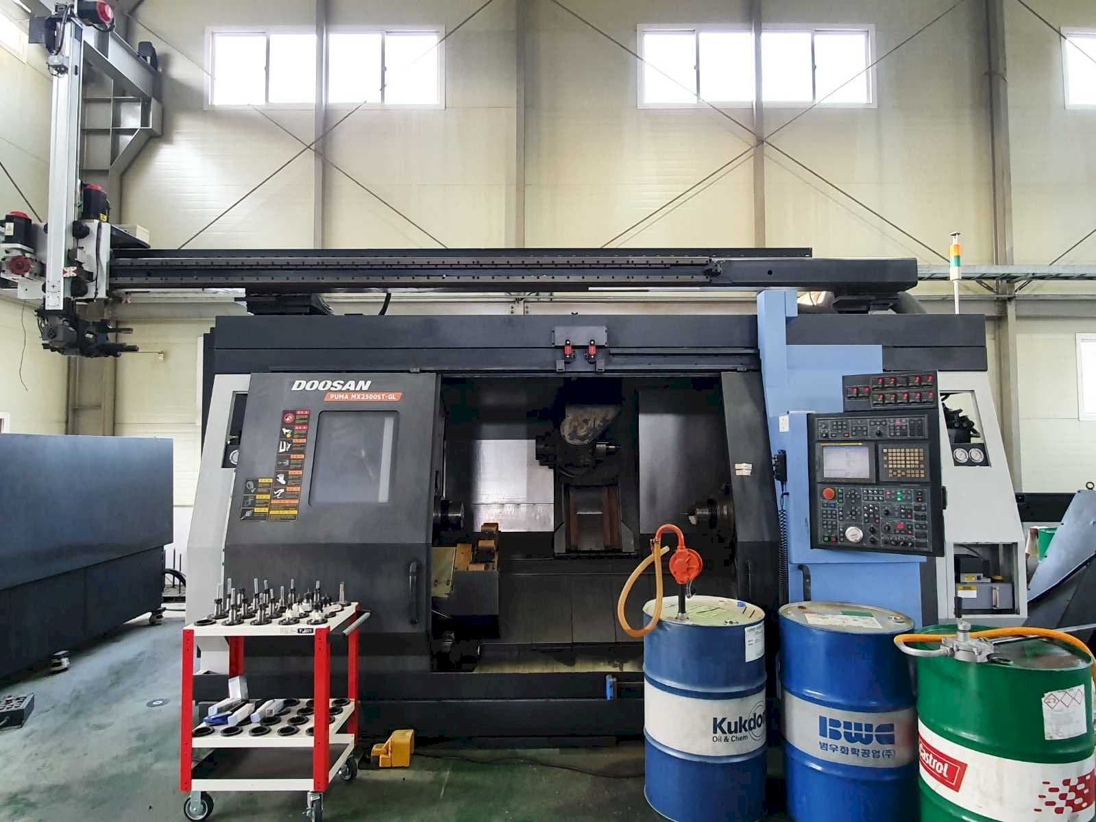 Front view of Doosan Puma MX2500ST-GL machine