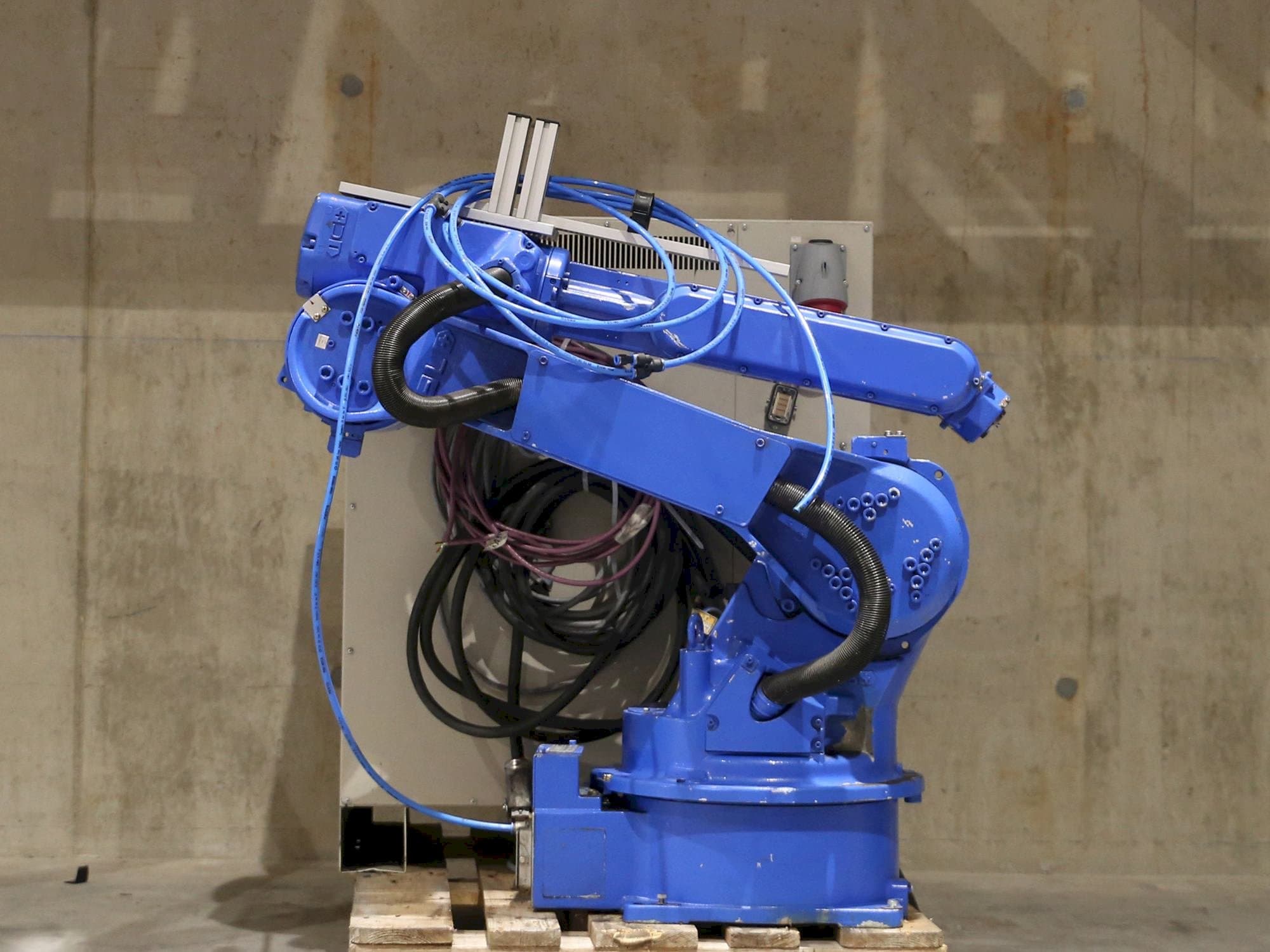Front view of Yaskawa Motoman HP20D  machine