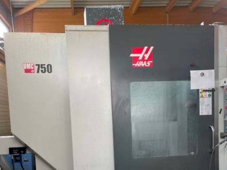 Front view of HAAS UMC 750 S machine