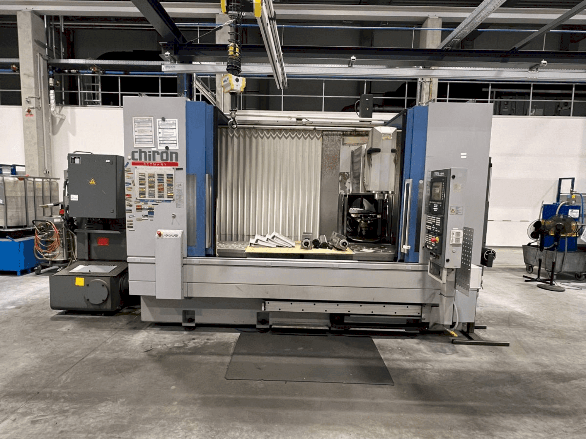 Front view of CHIRON Mill 2000  machine