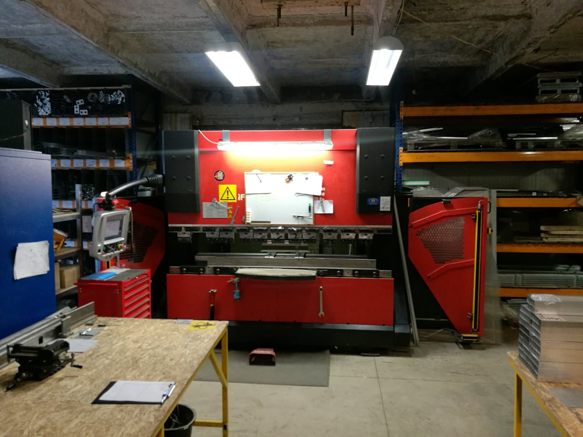 Front view of AMADA HFP 80-25 Machine