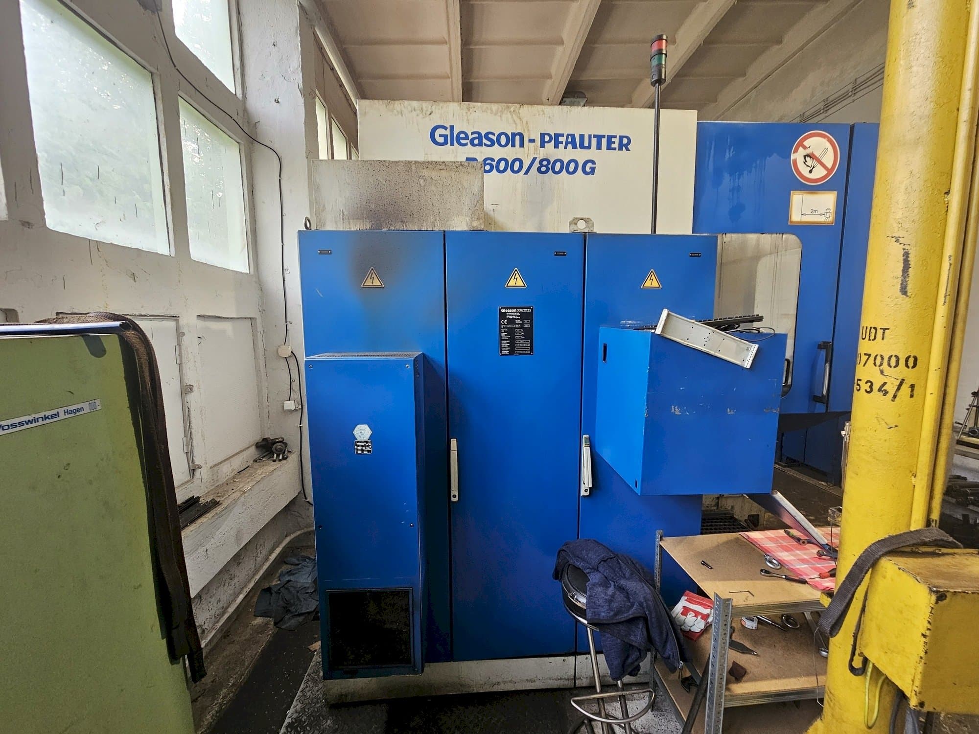 Front view of Gleason PFAUTER P600/800 G  machine