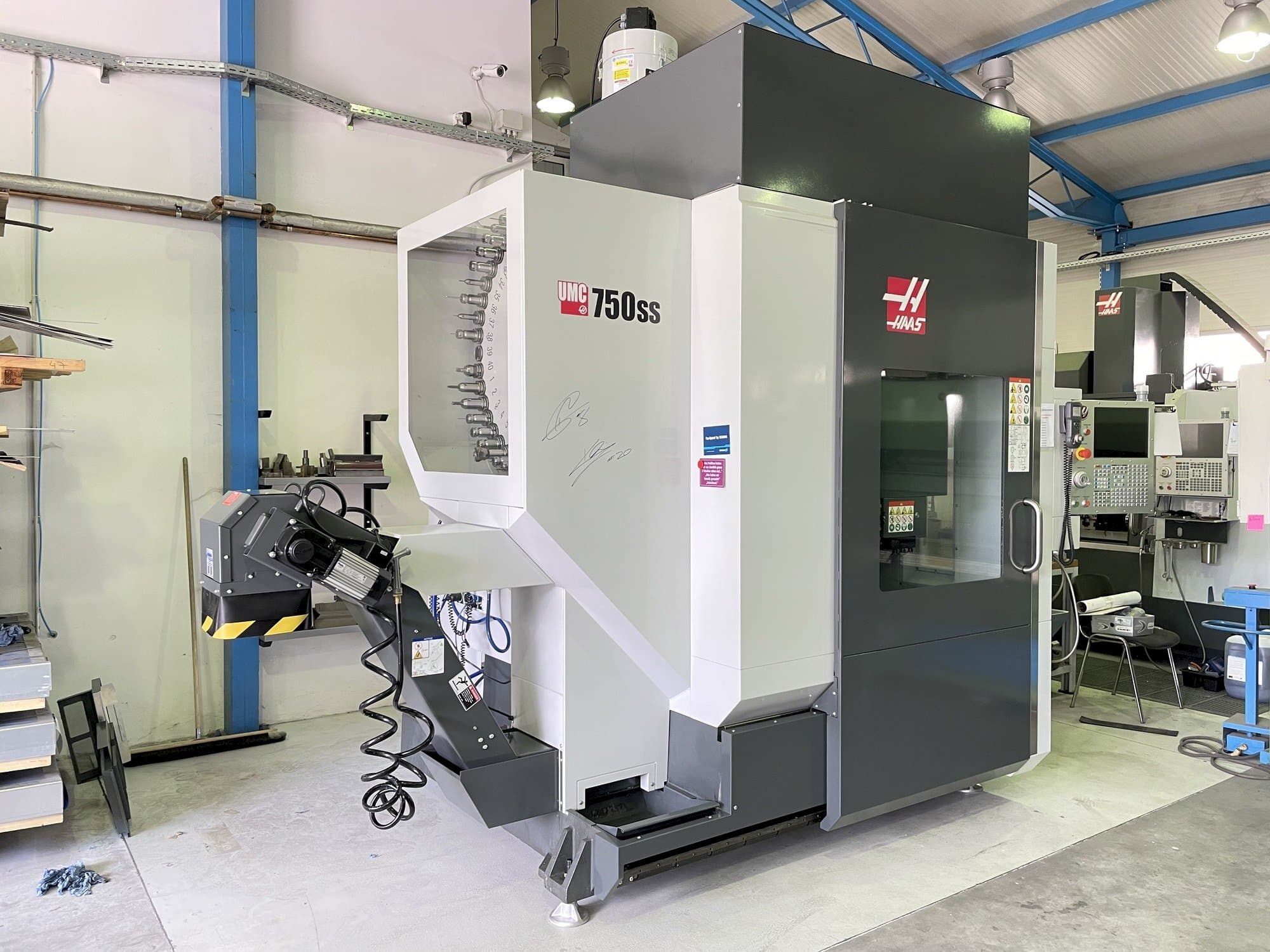 Front view of HAAS UMC 750 SS machine
