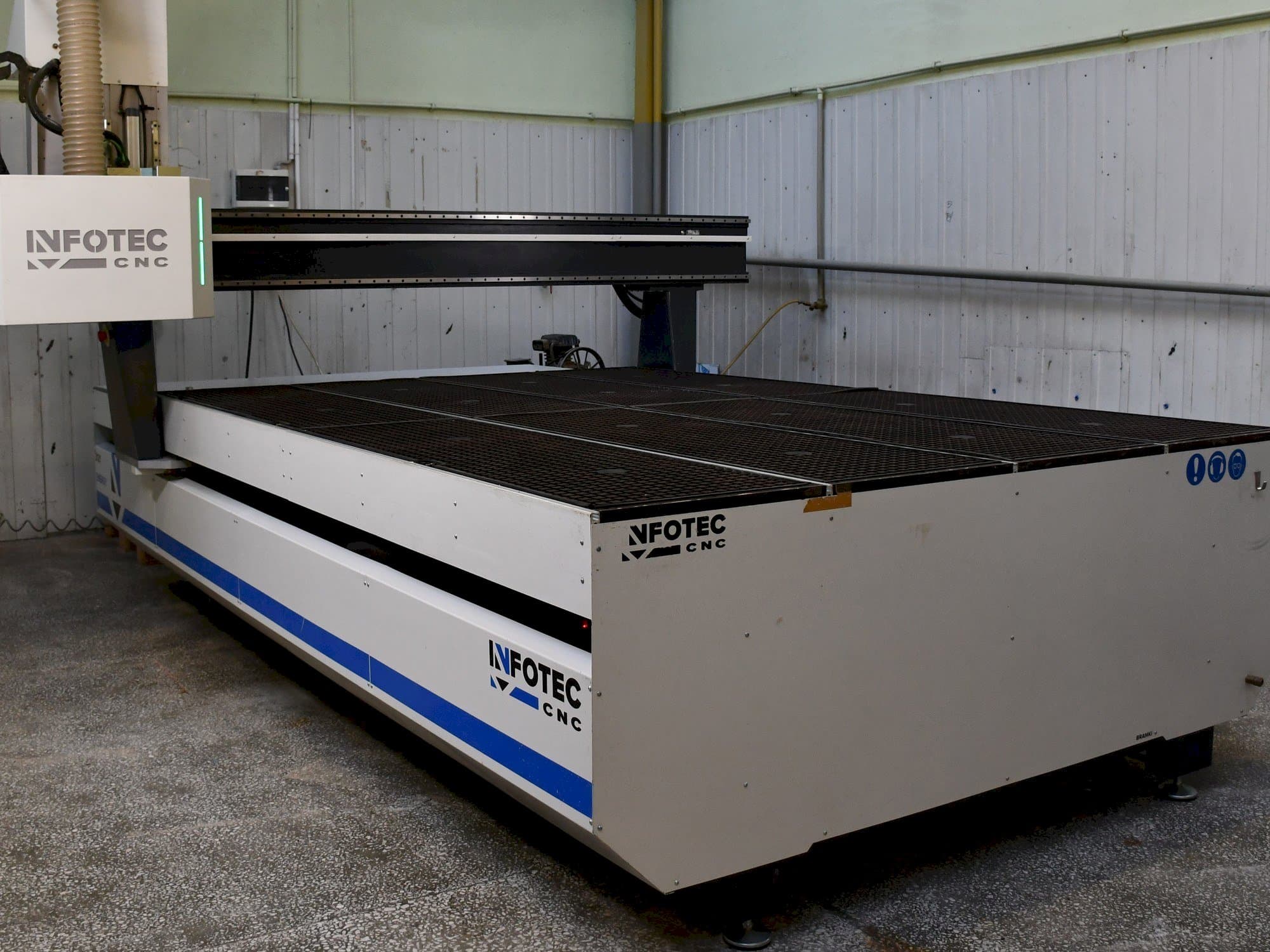 Front view of INFOTEC 3121 E machine