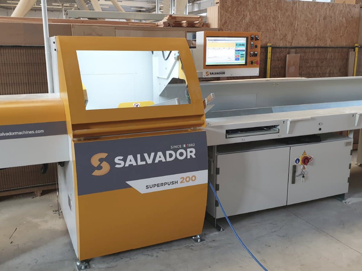 Front view of SALVADOR Superpush 200 machine