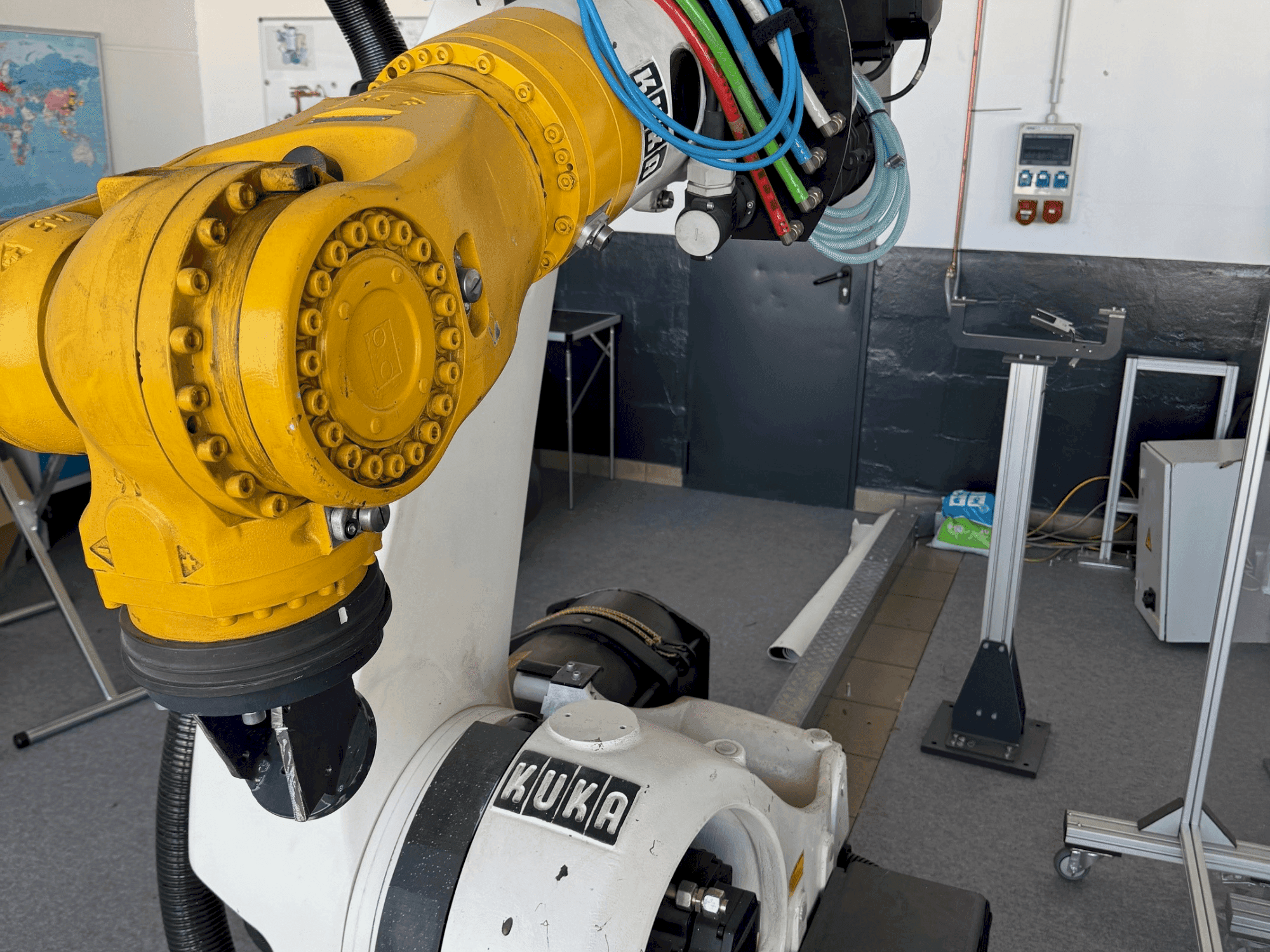 Front view of KUKA KR210 2000-2  machine