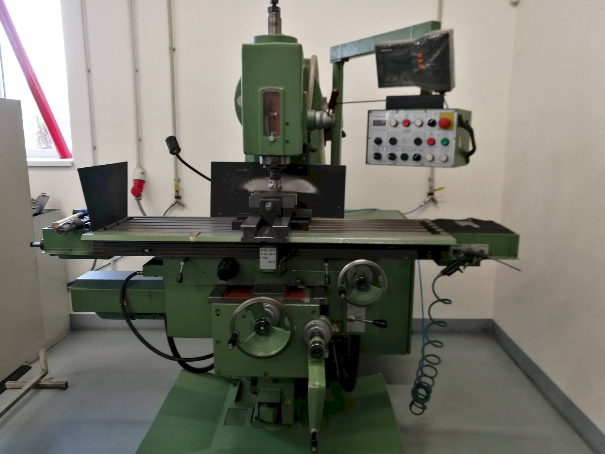 Front view of TOS FGV 32  machine