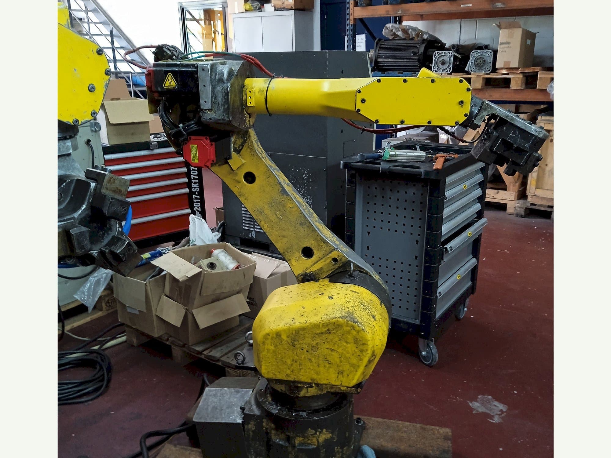 Front view of FANUC M-16IB  machine
