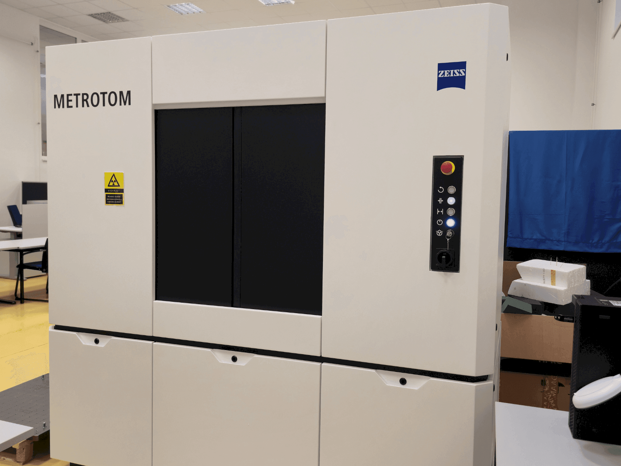 Front view of ZEISS Metrotom 6Scout  machine