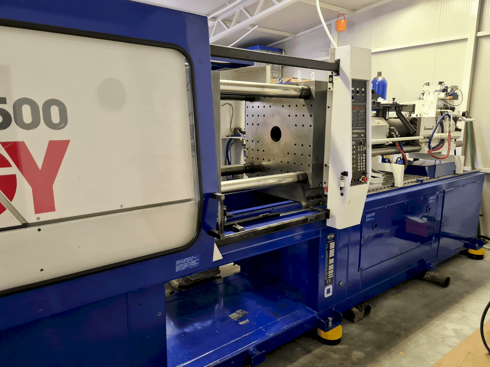 Front view of Netstal SYNERGY 1500-600 machine