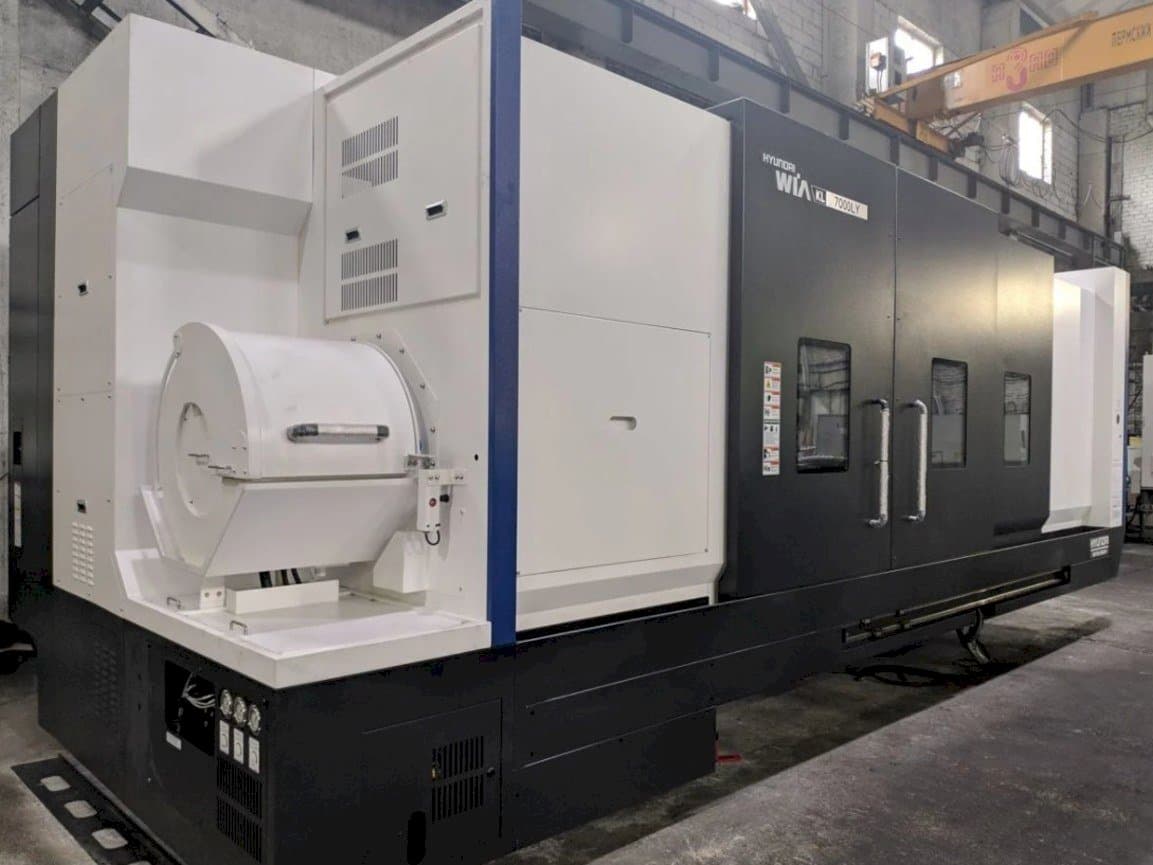 Front view of Hyundai Wia KL 7000 LY machine