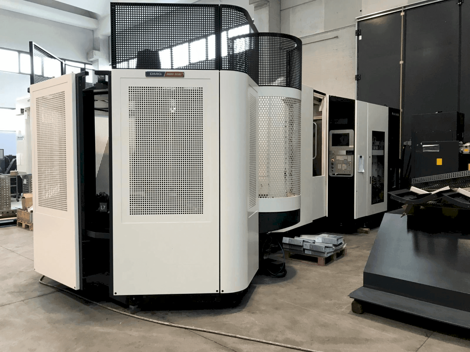 Front view of DMG DECKEL MAHO DMC 60H Linear  machine