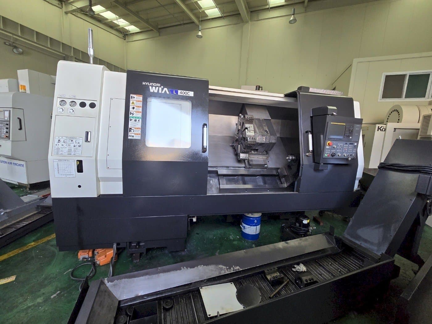 Front view of Hyundai Wia L400C machine
