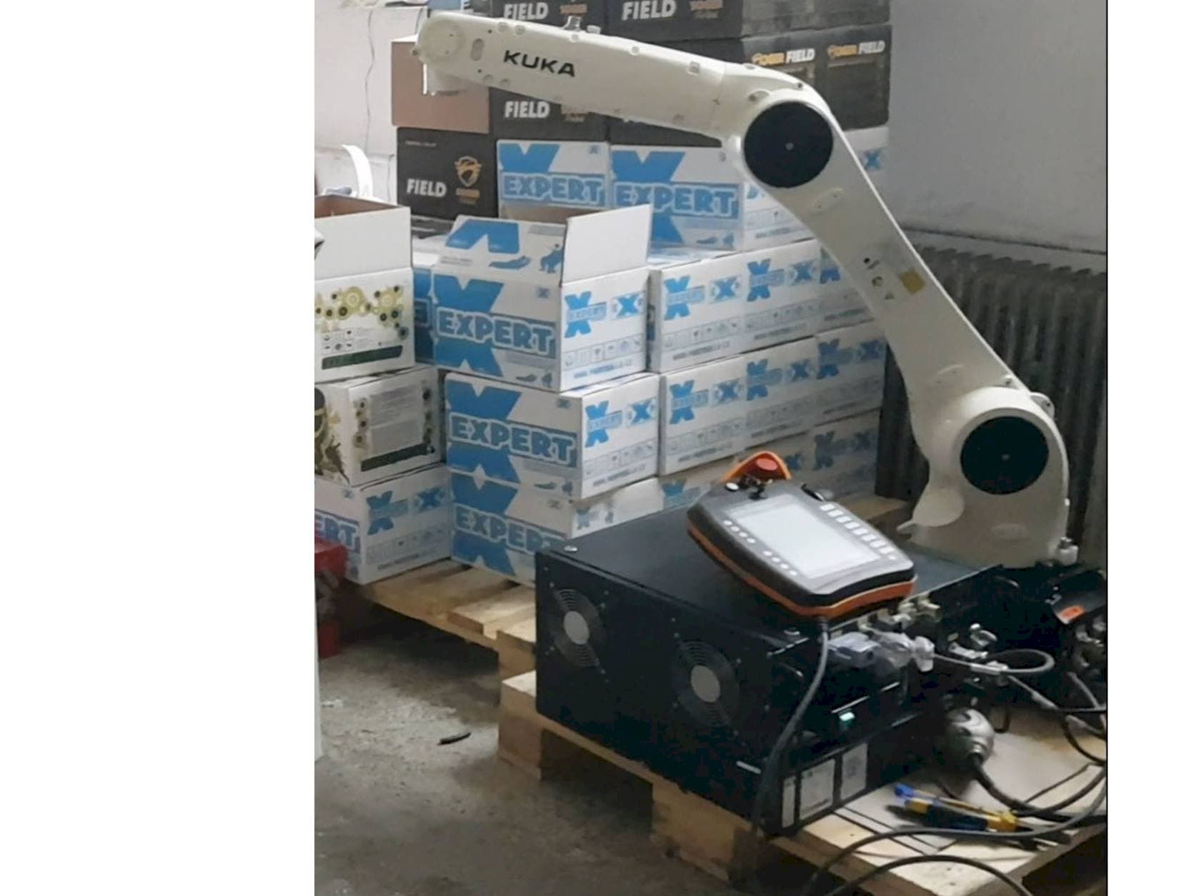 Front view of KUKA KR10 R1100 fivve  machine