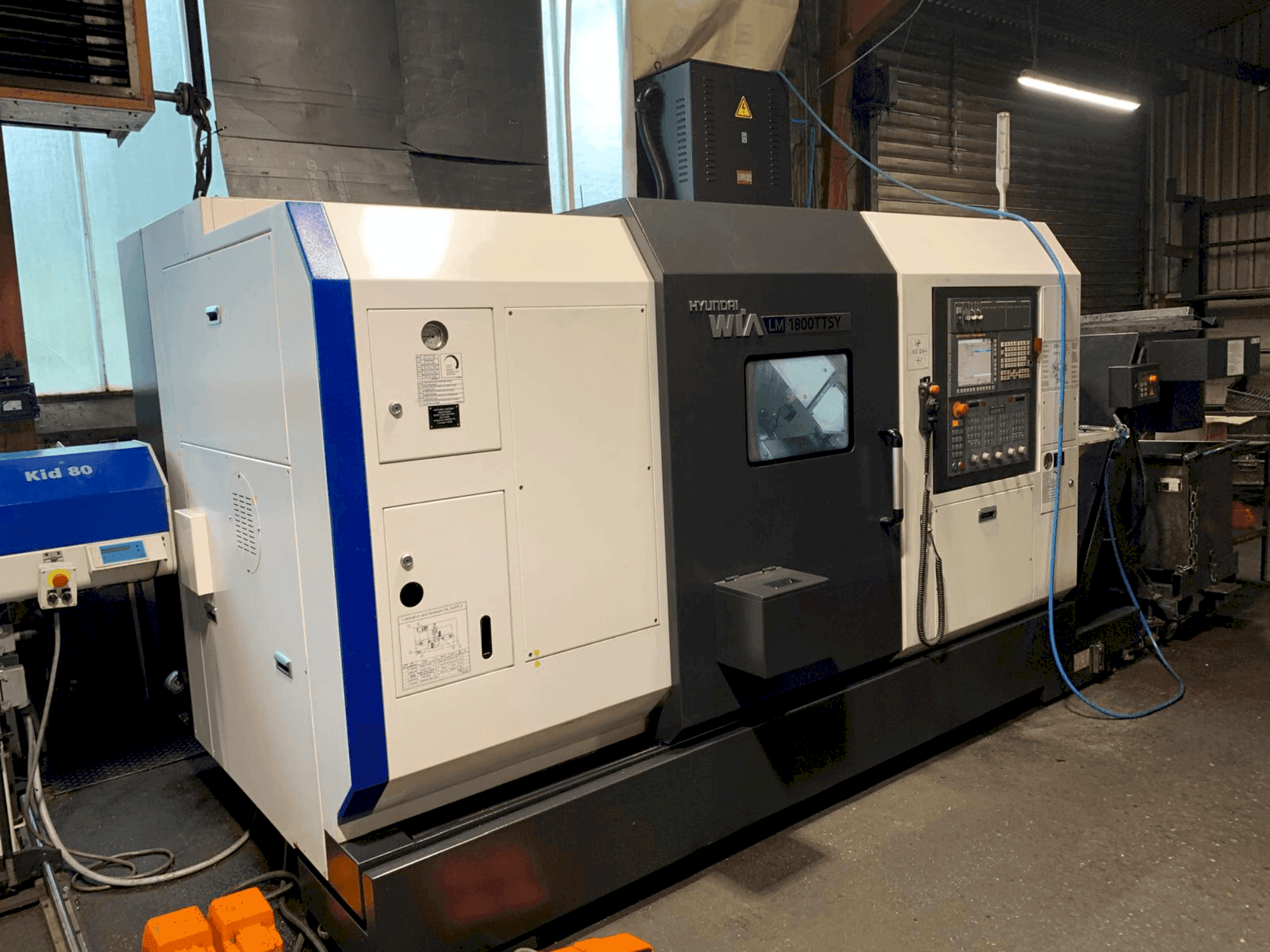 Front view of Hyundai Wia LM 1800TTSY machine