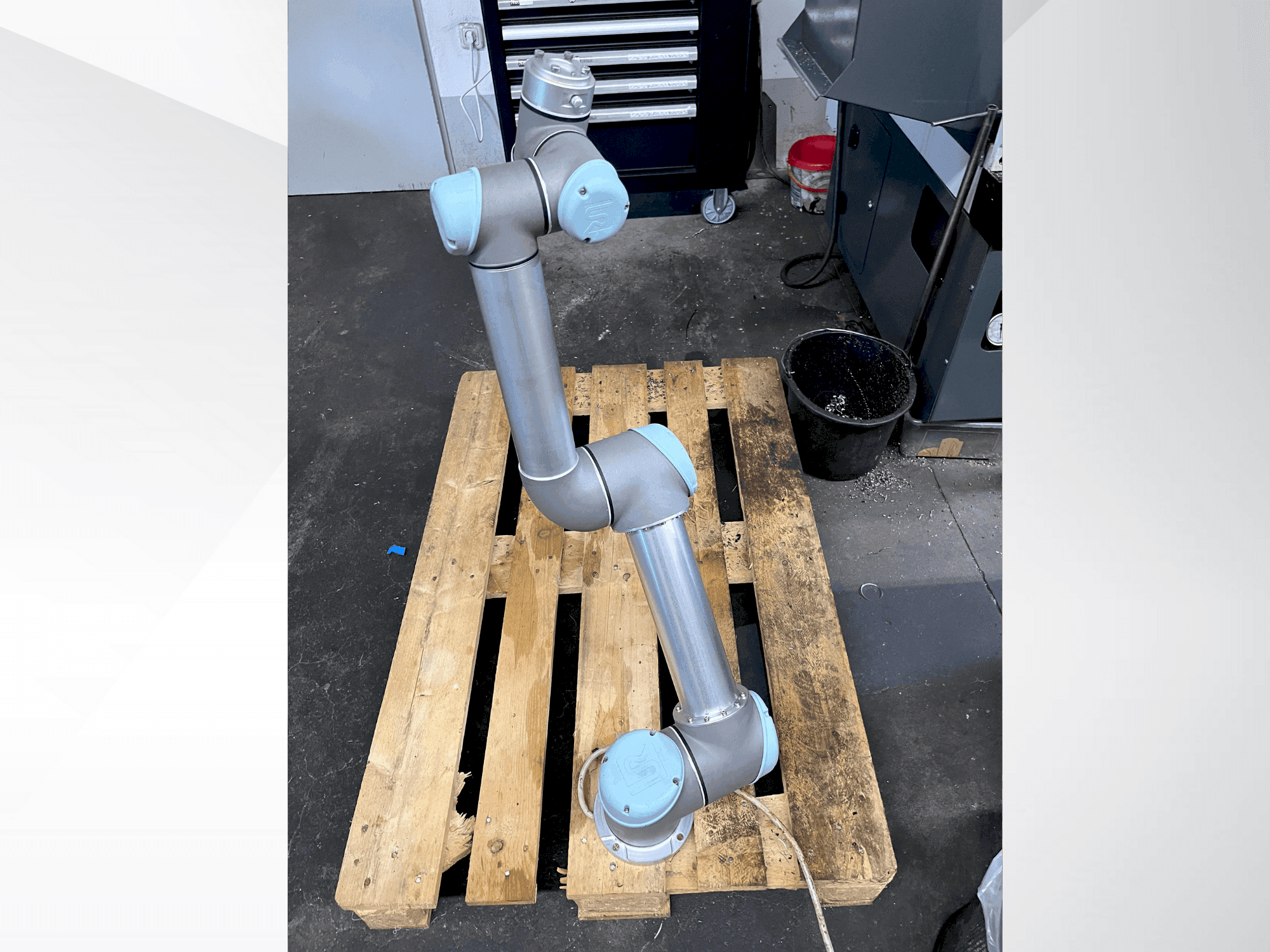 Front view of Universal Robots UR5 CB3.1  machine