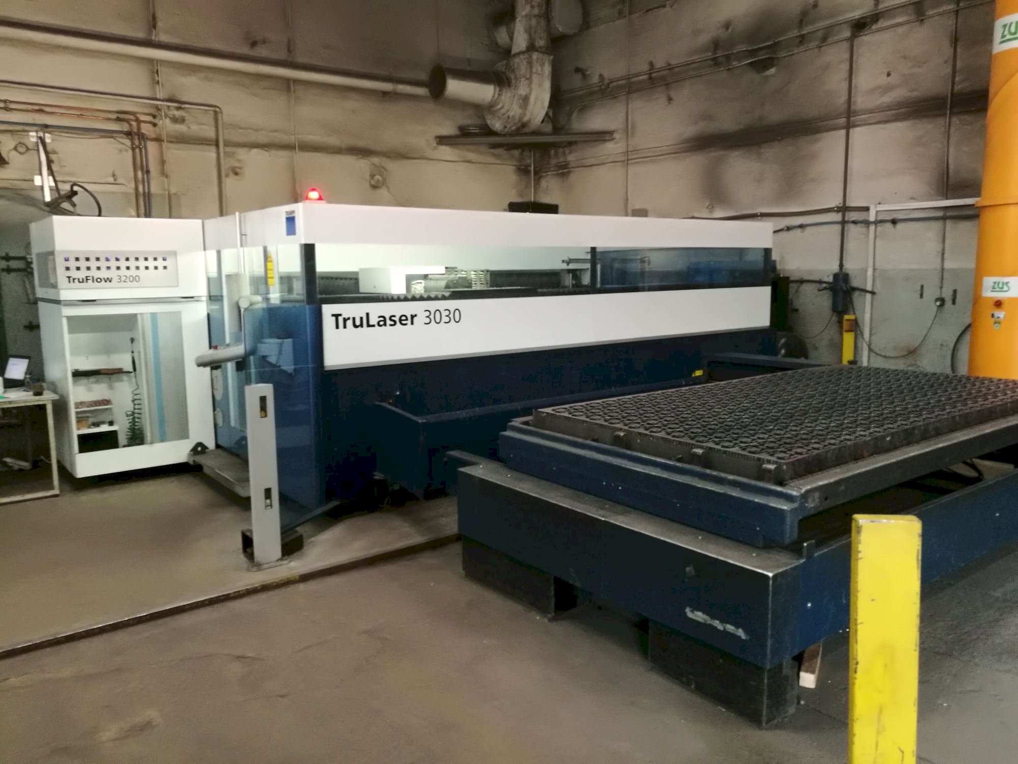 Front view of Trumpf TruLaser 3030 L20 machine