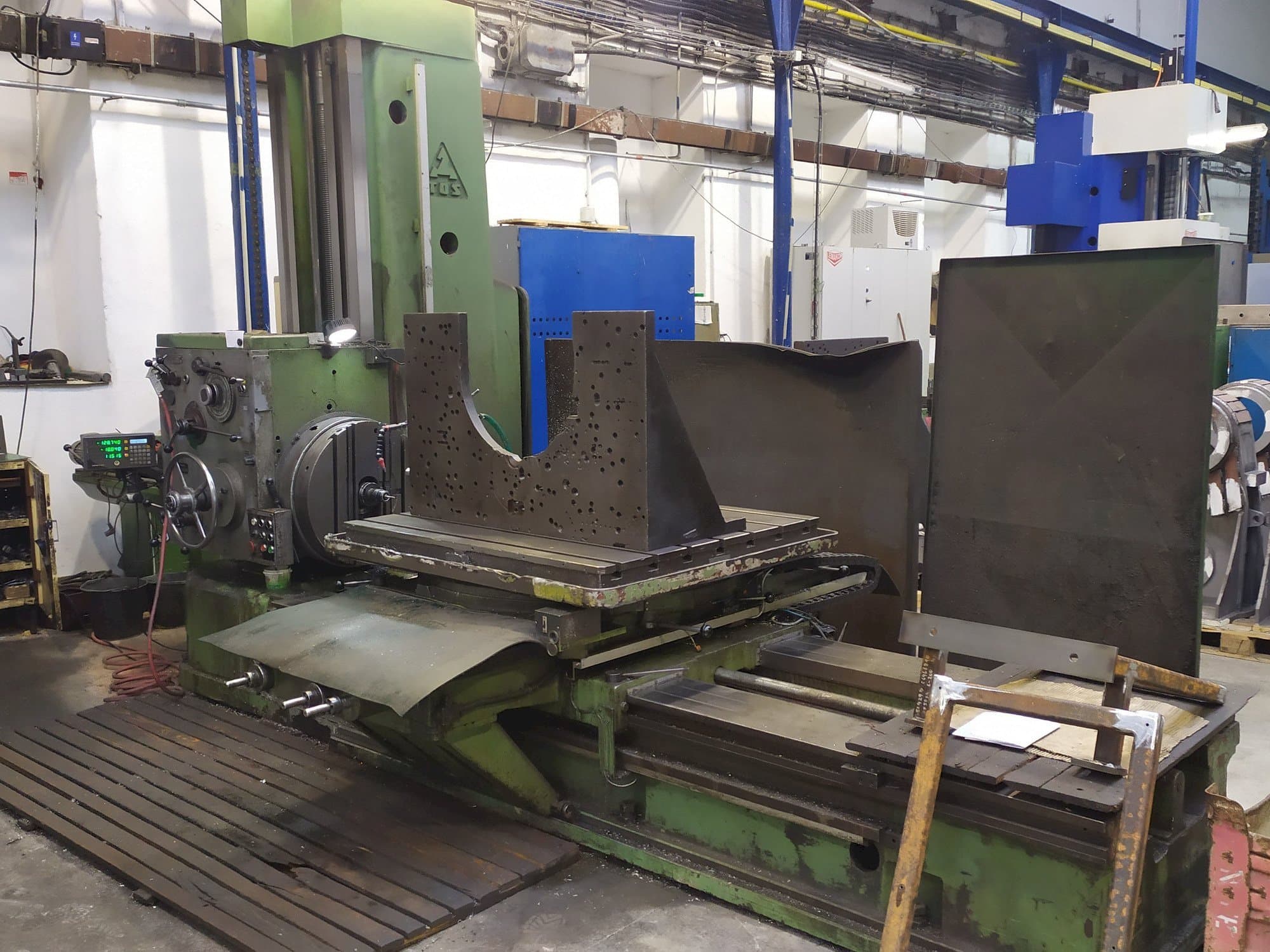 Front view of TOS H 100 machine