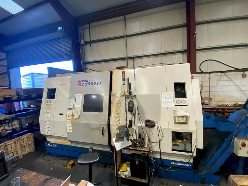 Front view of DAEWOO PUMA MX2500ST machine