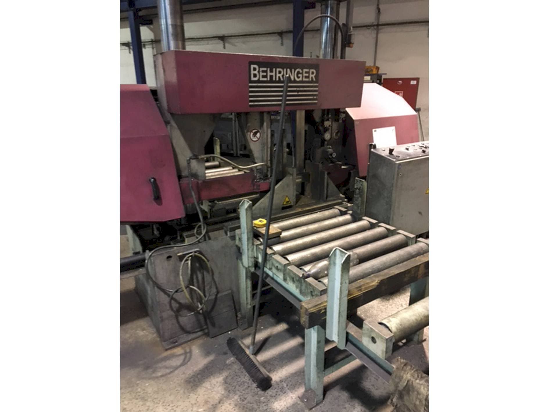 Front view of Behringer HBP 530 machine